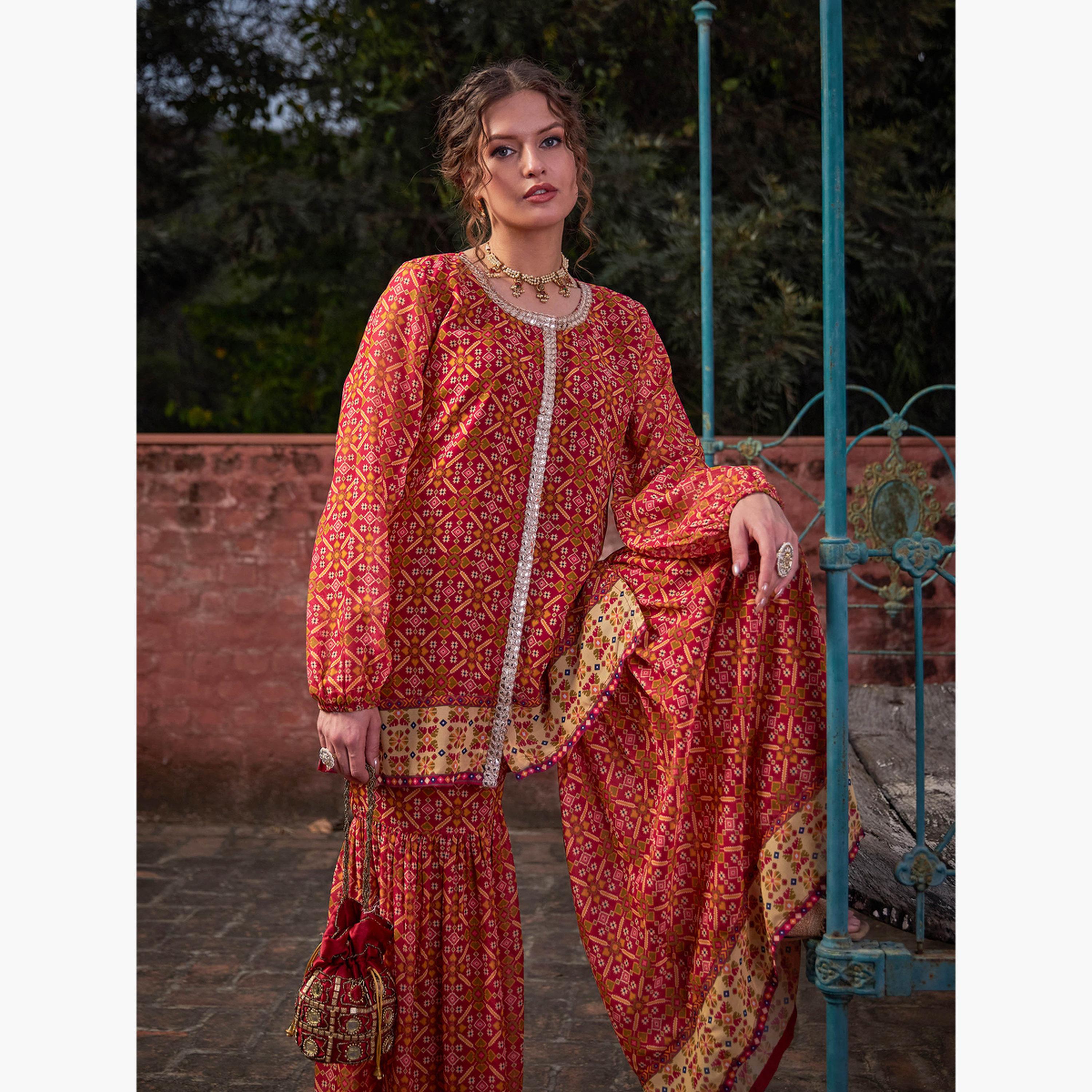شاي باي ساسافراس - طقم بلوزة بنقشة زهور أمامية لون البرغندي مع بنطال شرارا للنساء-women-clothing-ethnicwear-salwarsuits-image-2