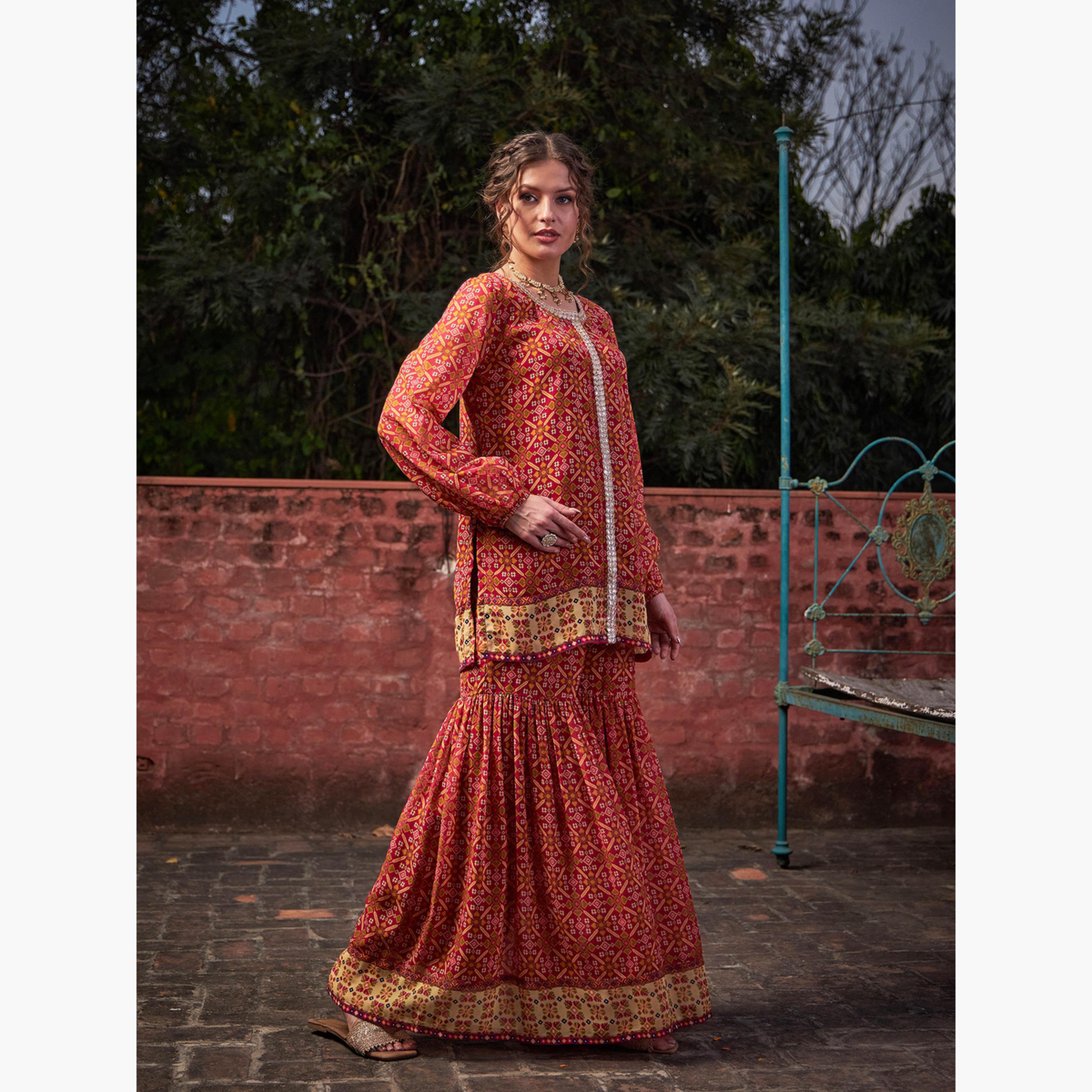 شاي باي ساسافراس - طقم بلوزة بنقشة زهور أمامية لون البرغندي مع بنطال شرارا للنساء-women-clothing-ethnicwear-salwarsuits-image-3