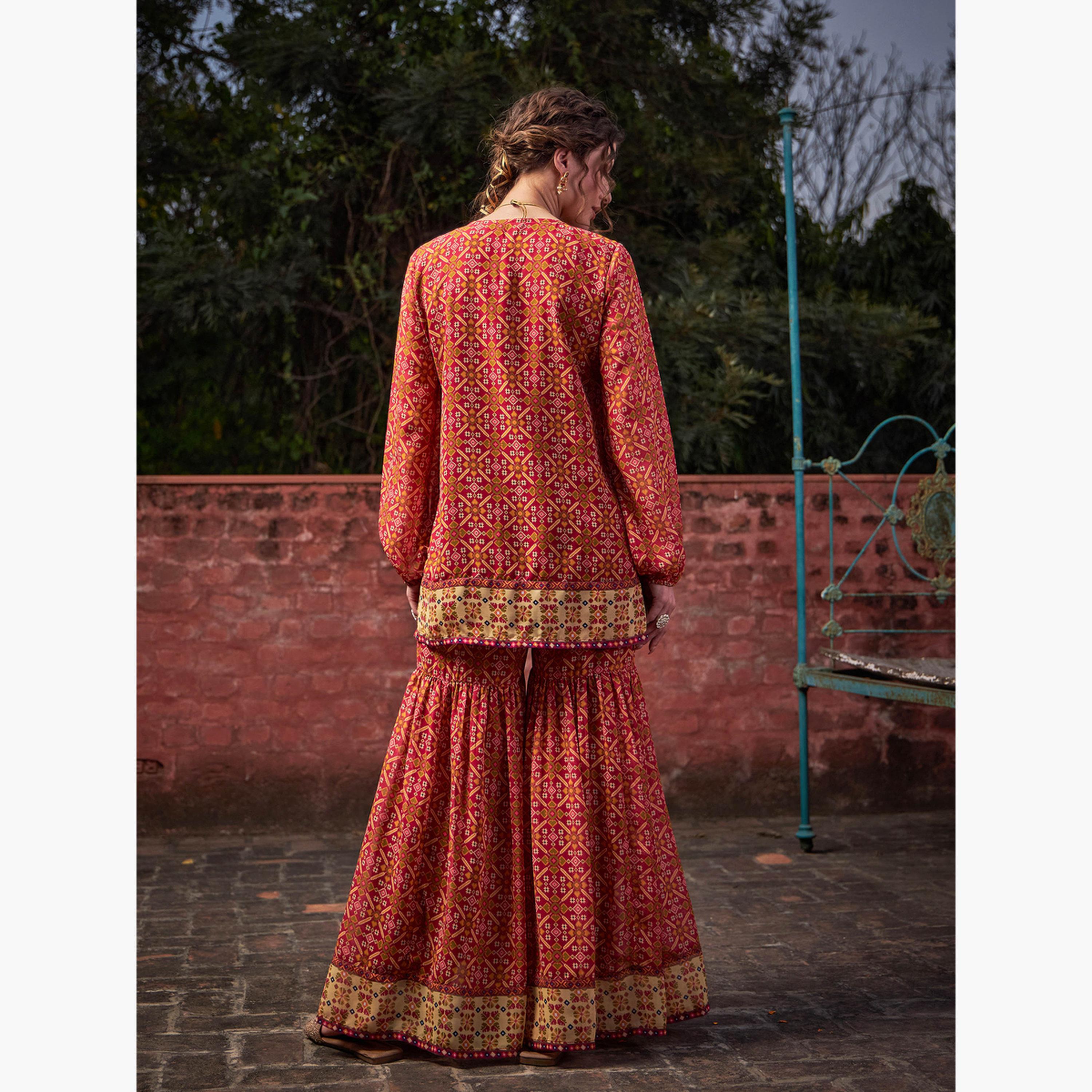 شاي باي ساسافراس - طقم بلوزة بنقشة زهور أمامية لون البرغندي مع بنطال شرارا للنساء-women-clothing-ethnicwear-salwarsuits-image-5