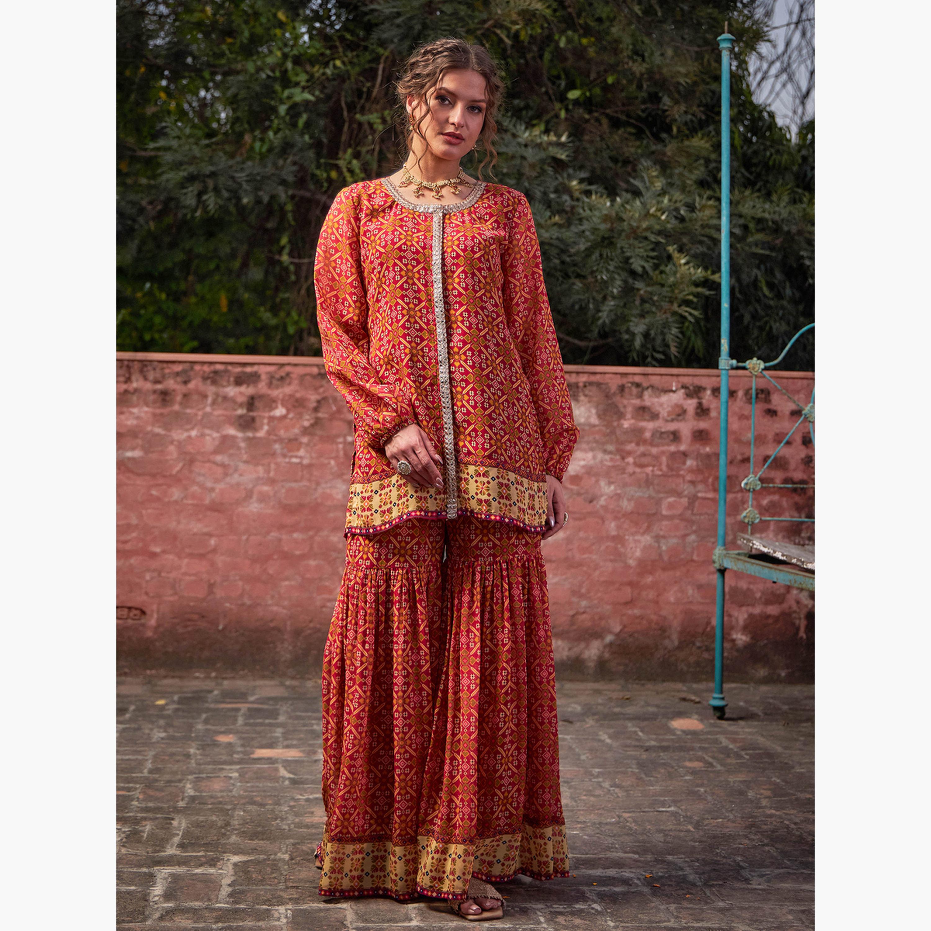 شاي باي ساسافراس - طقم بلوزة بنقشة زهور أمامية لون البرغندي مع بنطال شرارا للنساء-women-clothing-ethnicwear-salwarsuits-image-6