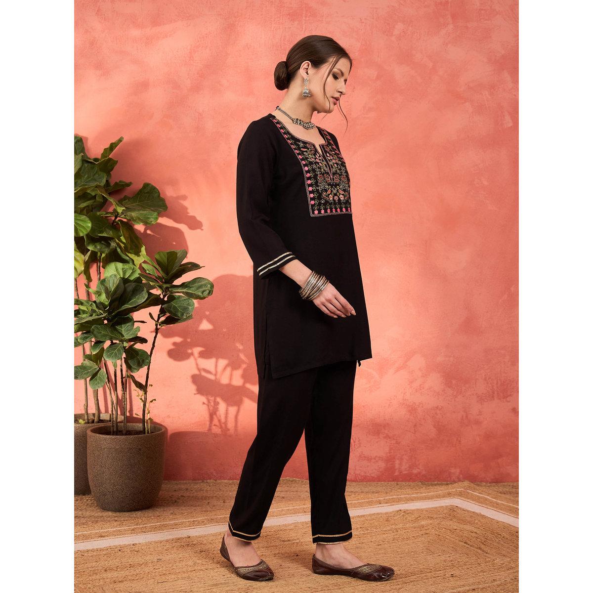 طقم من كورتا بتفاصيل مُطرزة مع بنطال سروال-women-clothing-ethnicwear-kurtasets-image-3