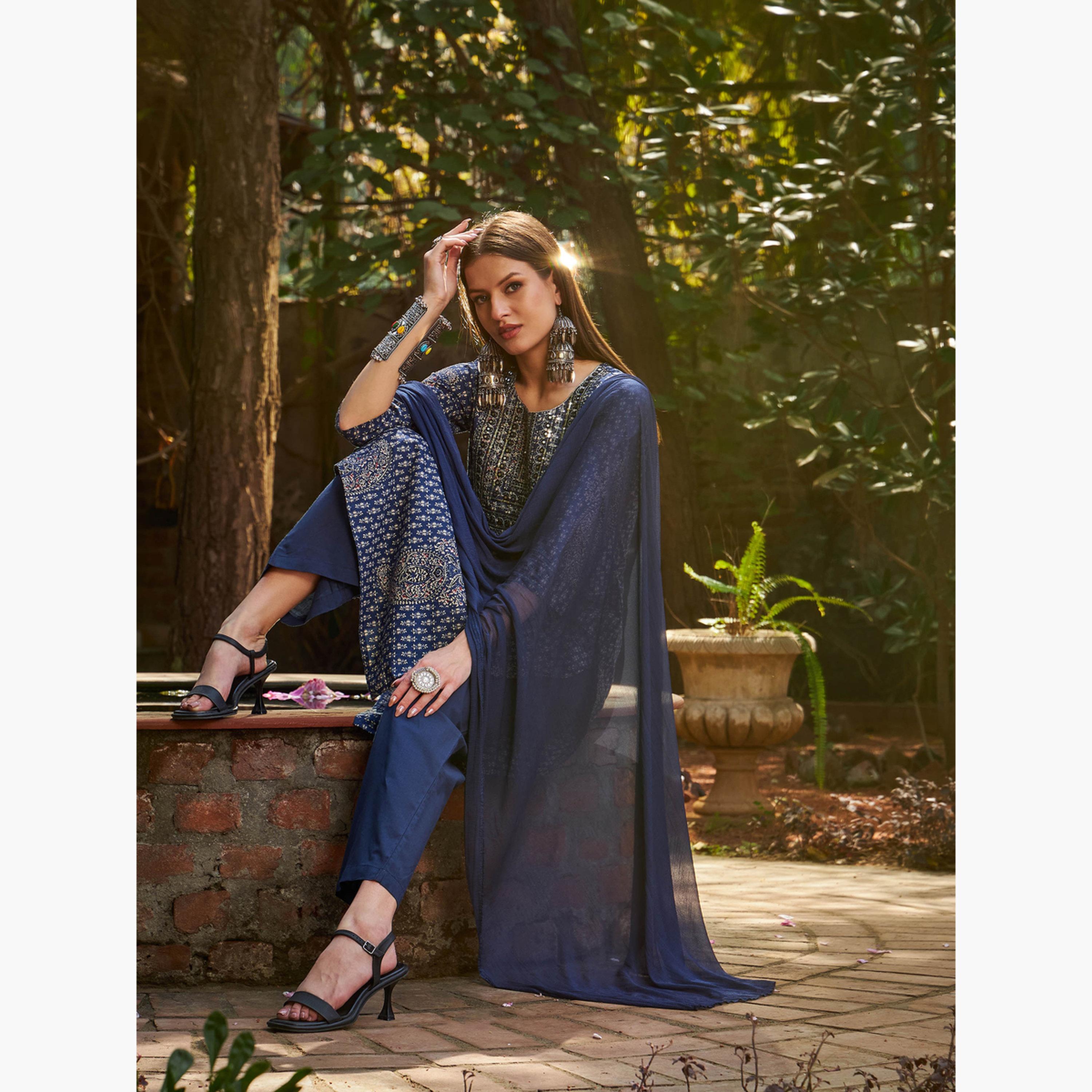 شاي باي ساسافراس - كورتا أزرق داكن مزهر مع بنطال ضيق ووشاح للنساء-women-clothing-ethnicwear-kurtasets-image-4