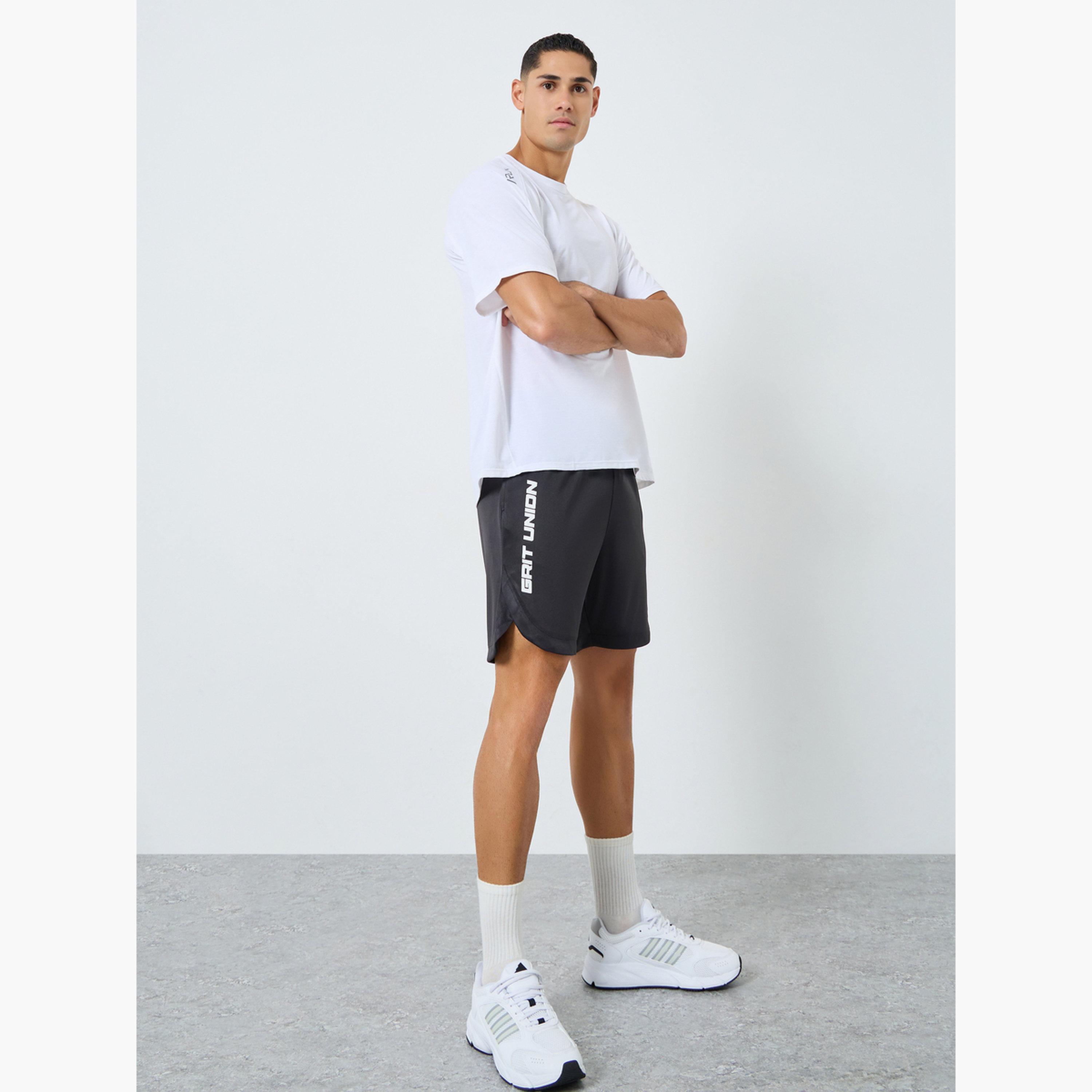 ستايلي - شورت رياضي بطباعة نصية مع جيب للرجال-men-clothing-sportswearandactivewear-bottoms-shorts-image-2