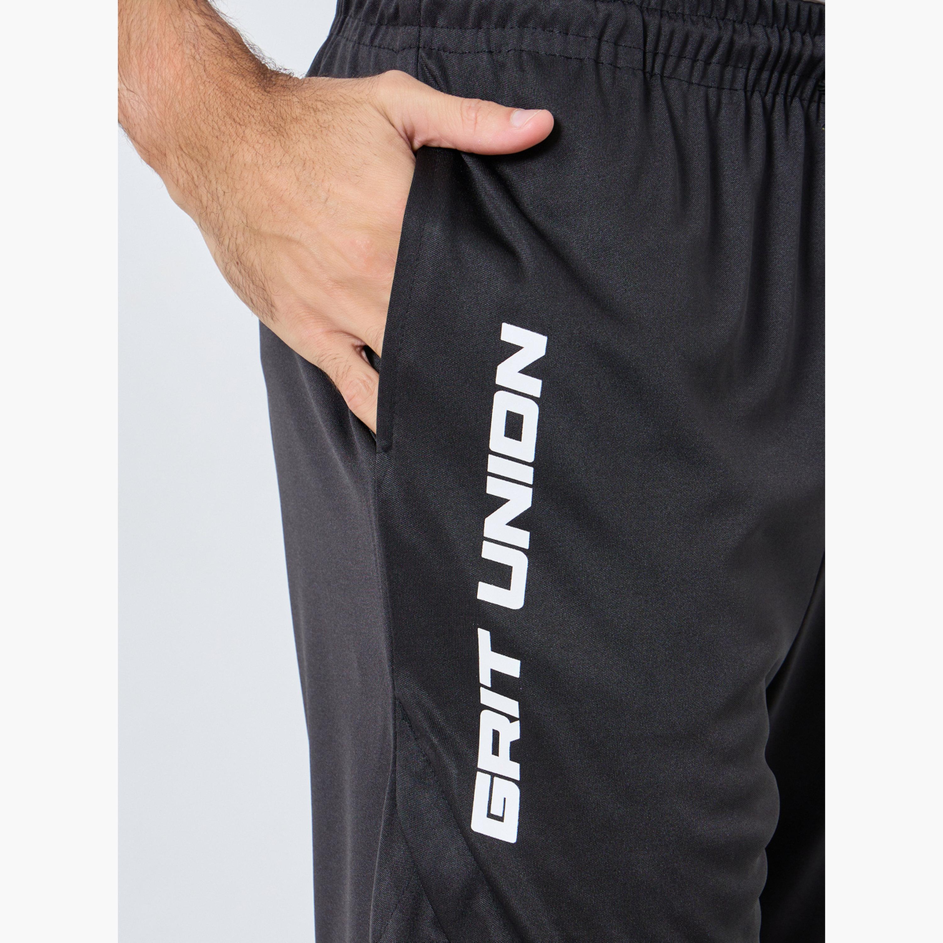 ستايلي - شورت رياضي بطباعة نصية مع جيب للرجال-men-clothing-sportswearandactivewear-bottoms-shorts-image-4
