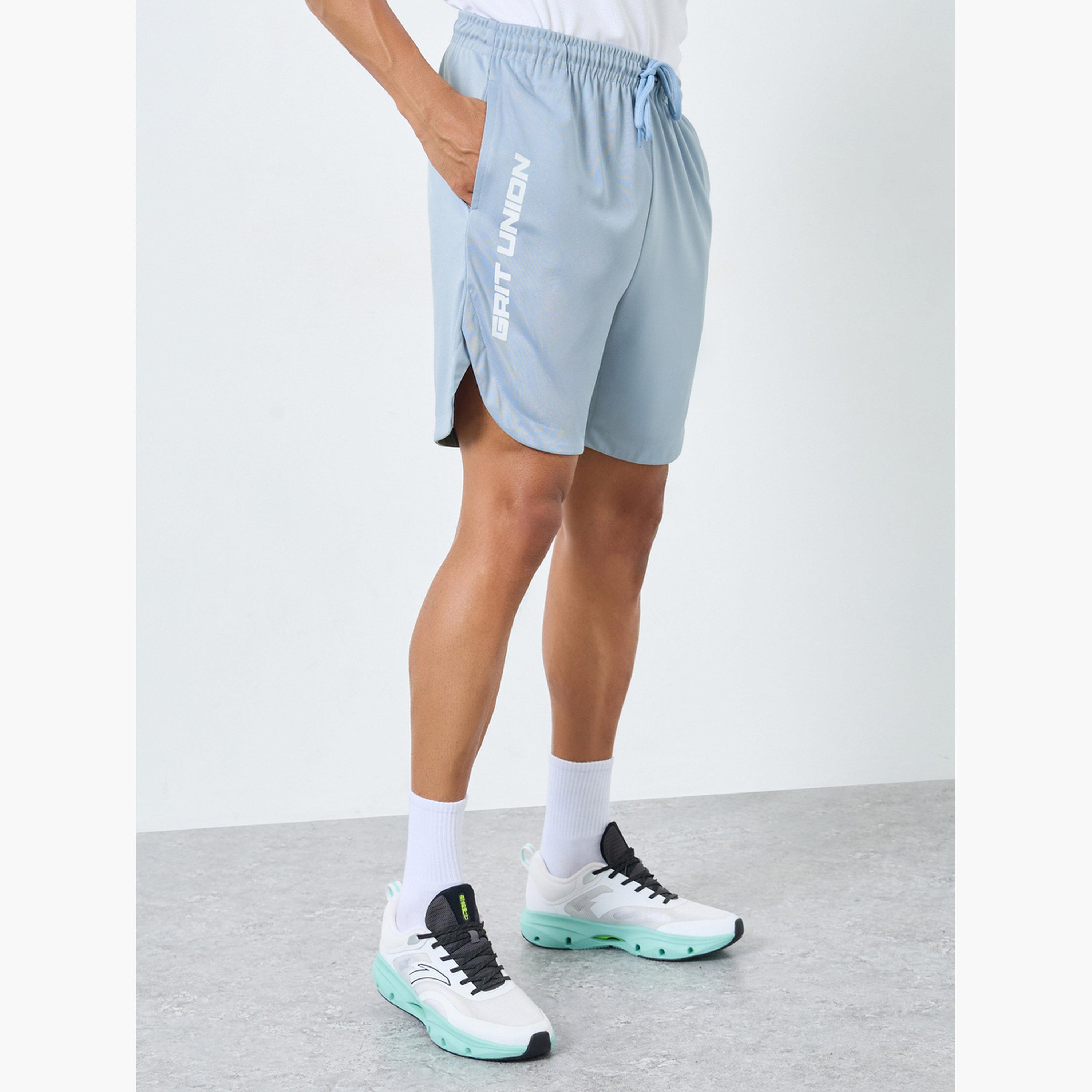 ستايلي - شورت رياضي بطباعة نصية مع جيب للرجال-men-clothing-sportswearandactivewear-bottoms-shorts-image-1