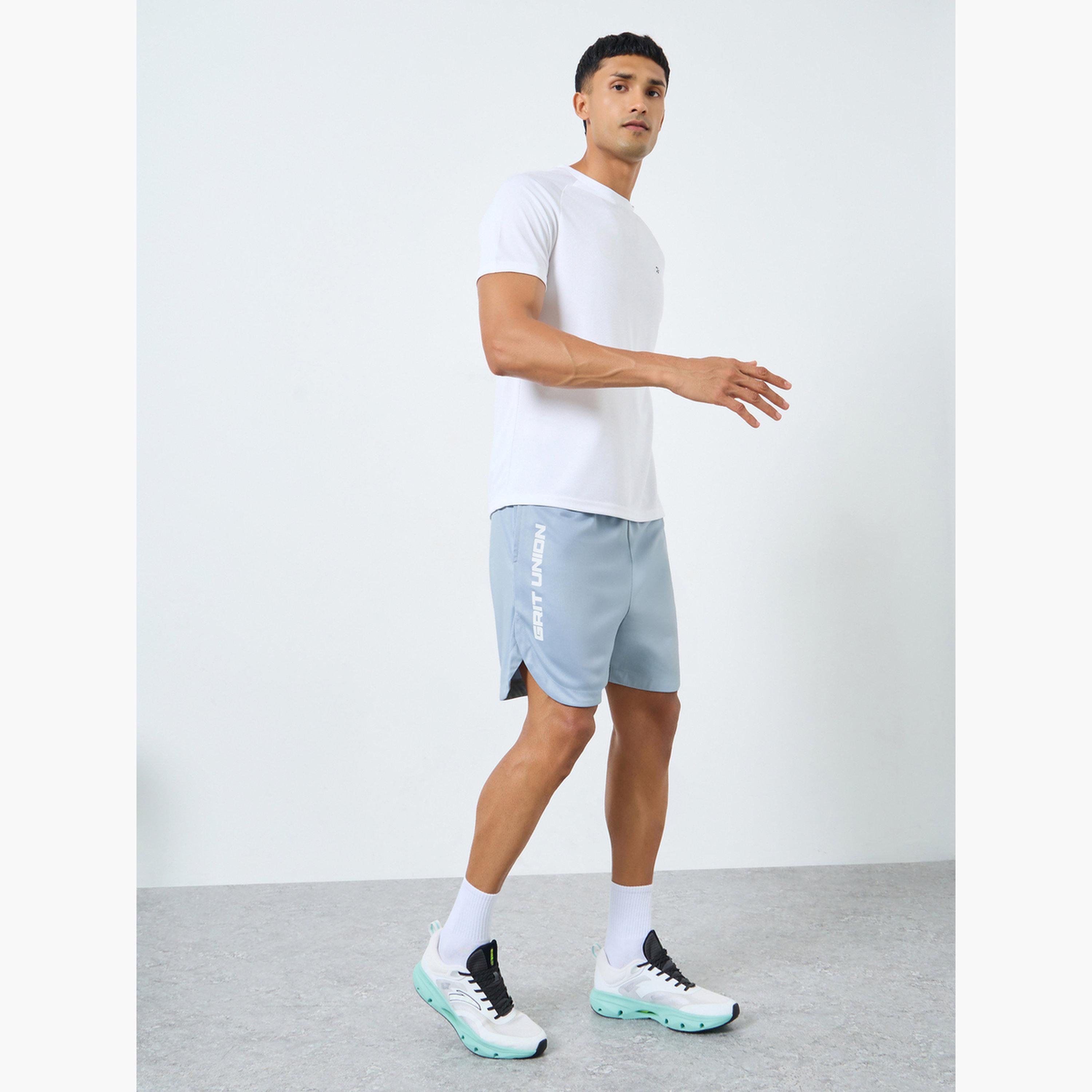 ستايلي - شورت رياضي بطباعة نصية مع جيب للرجال-men-clothing-sportswearandactivewear-bottoms-shorts-image-2