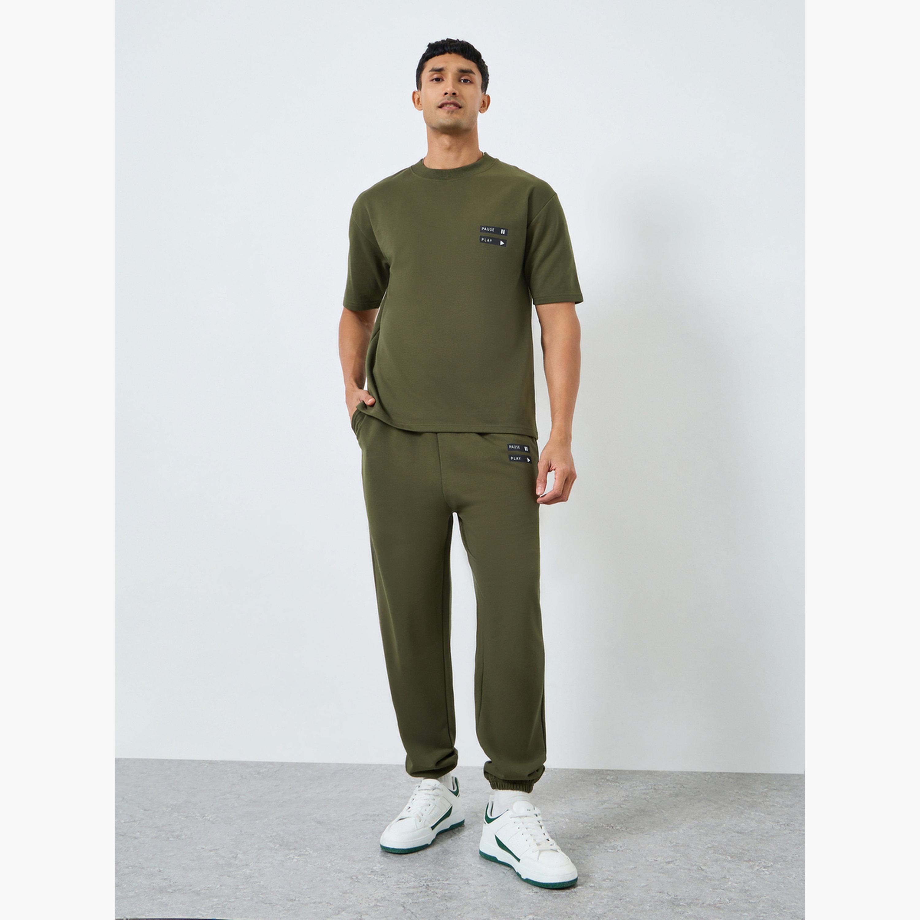 طقم منسق من تيشيرت بقصة واسعة وجوغر للرجال-men-clothing-coordsets-image-1