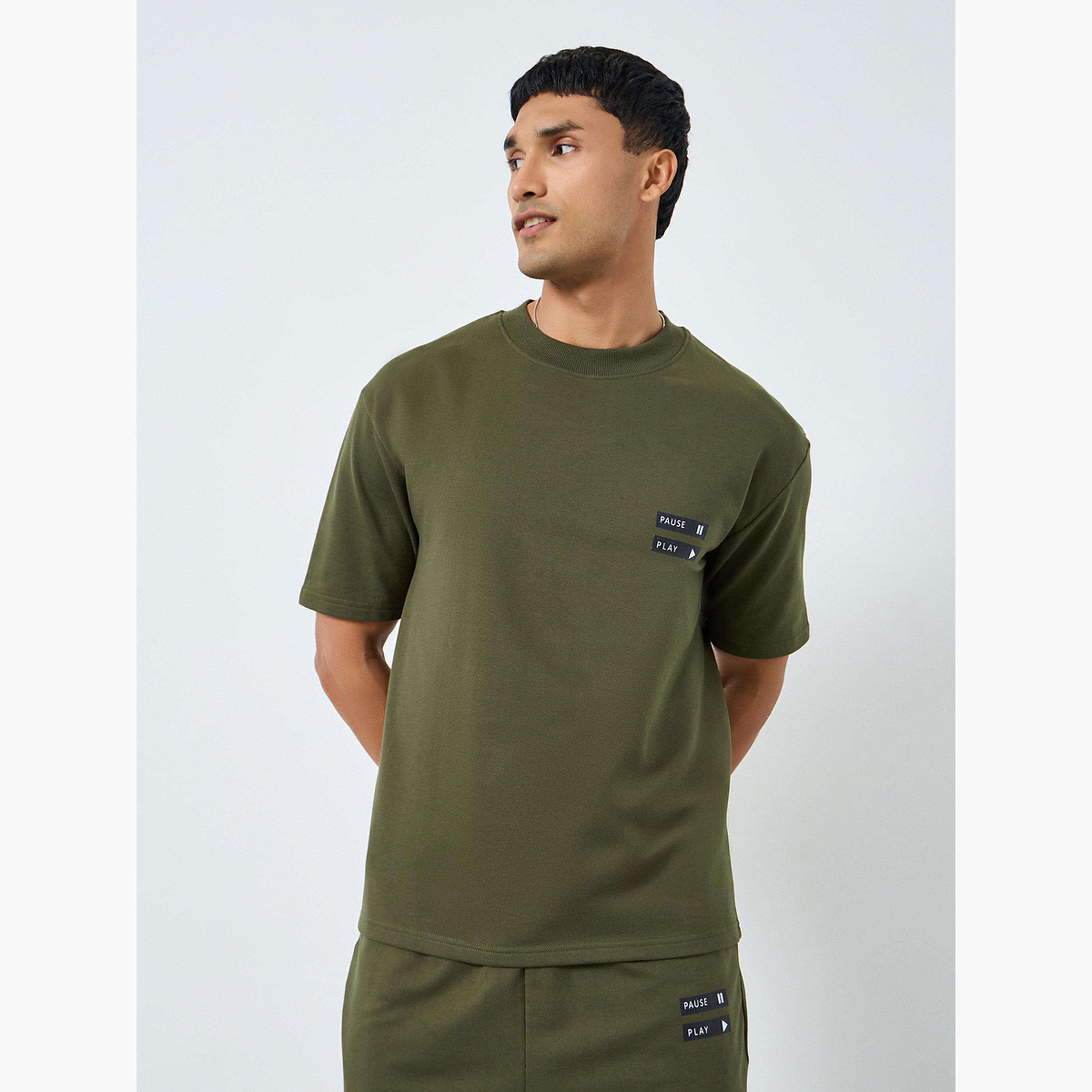 طقم منسق من تيشيرت بقصة واسعة وجوغر للرجال-men-clothing-coordsets-image-2