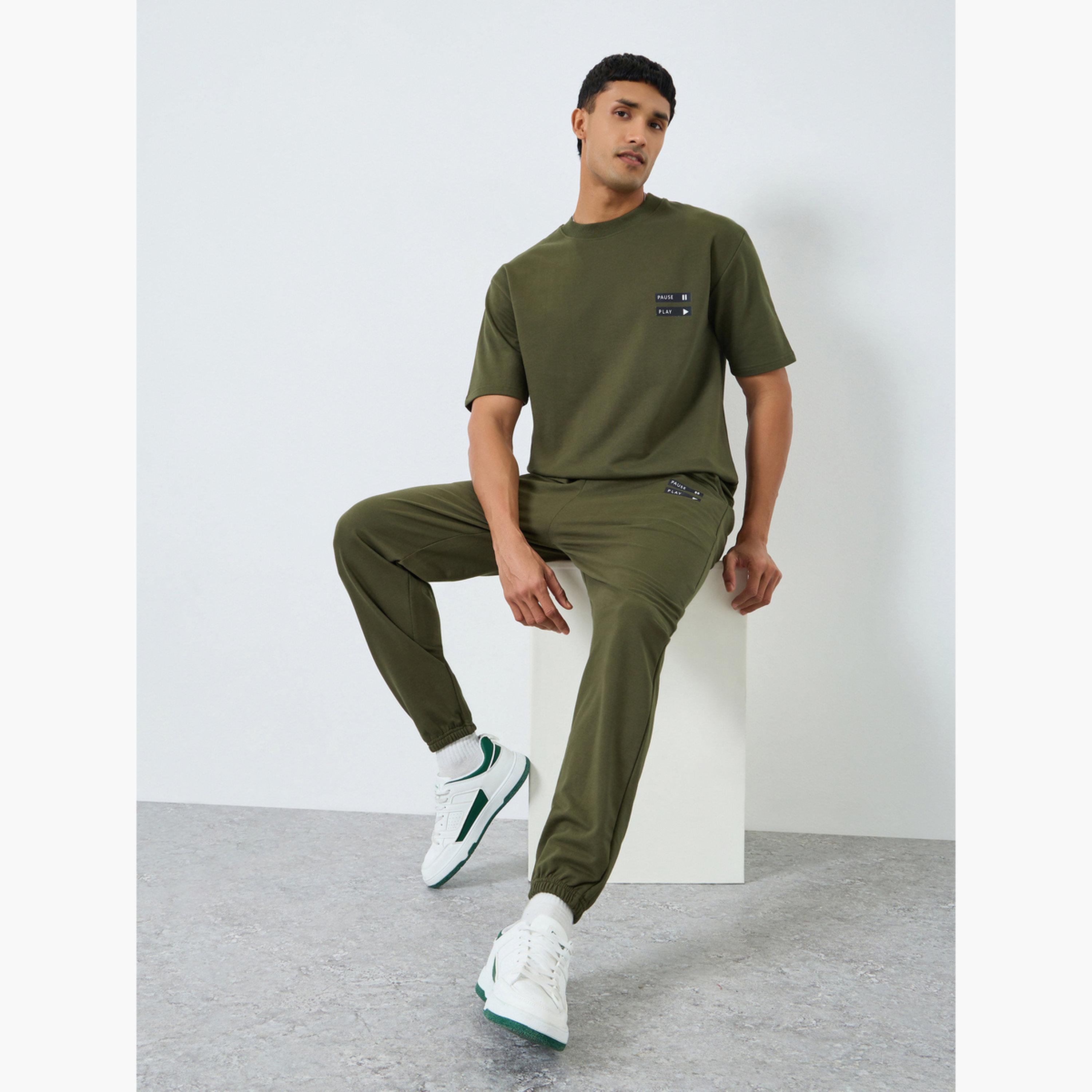 طقم منسق من تيشيرت بقصة واسعة وجوغر للرجال-men-clothing-coordsets-image-3
