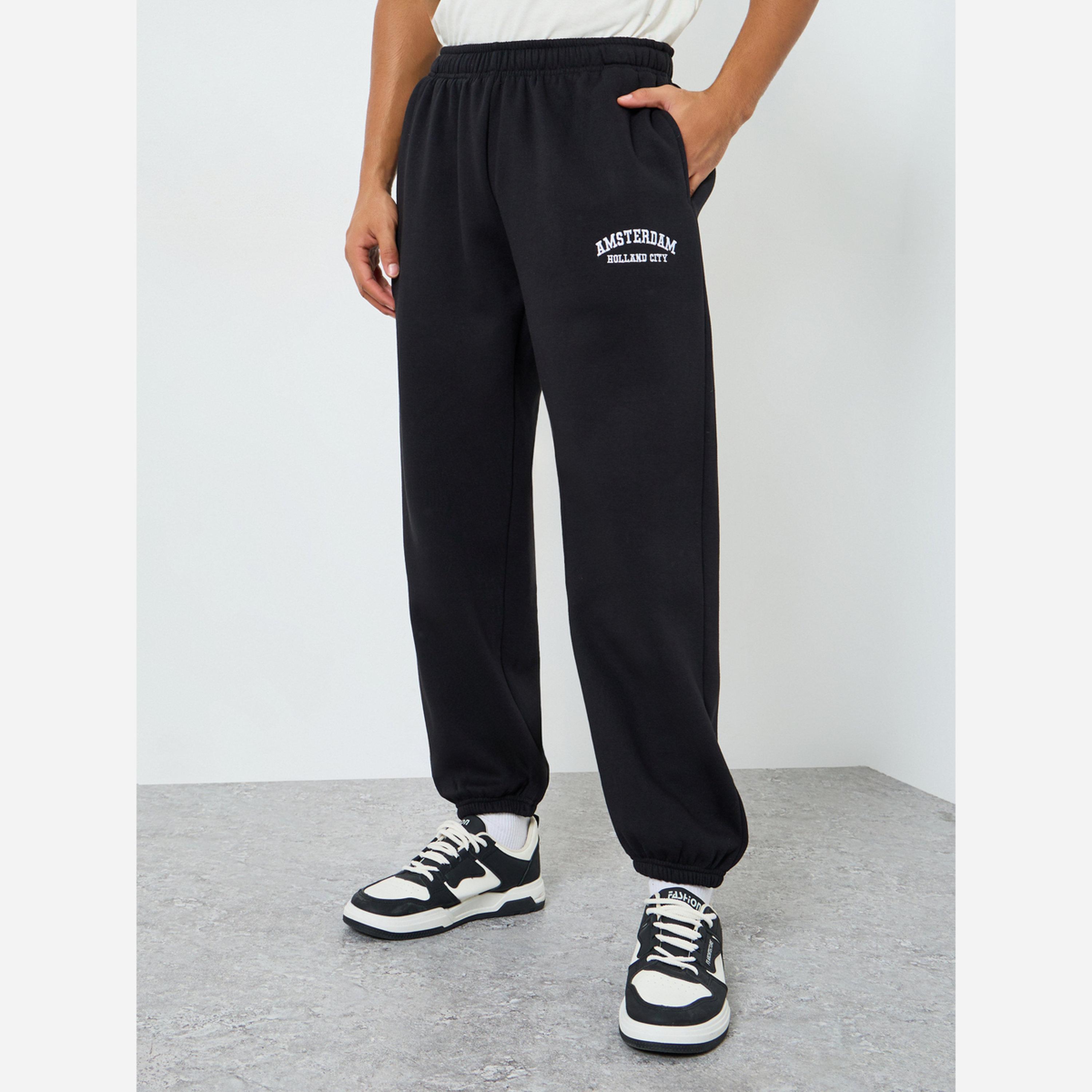 ستايلي - طقم سويت شيرت وبنطال رياضي رجالي طبعة ياقة مربعة-men-clothing-coordsets-image-4