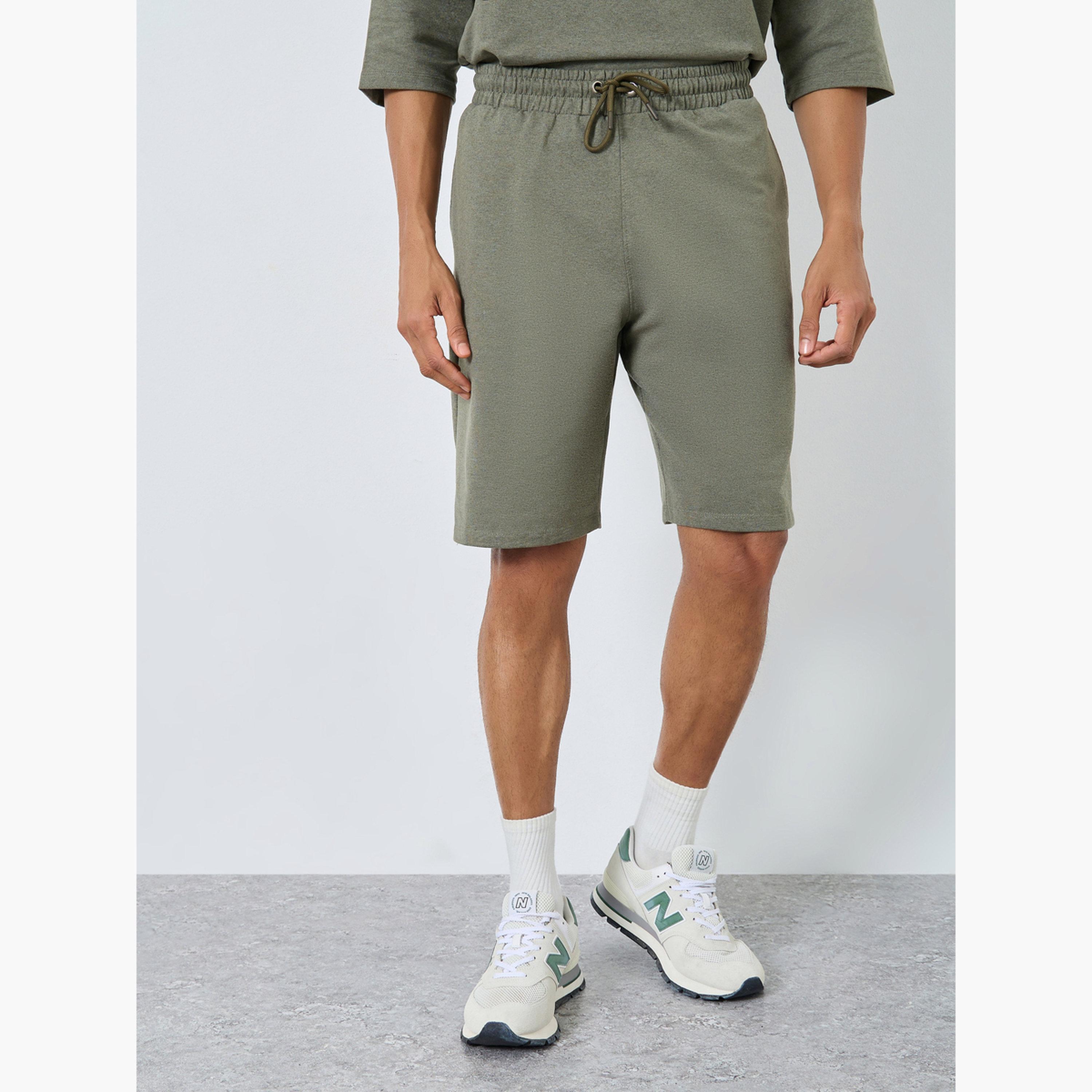 طقم منسق من بولو وشورت بلون زيتوني للرجال-men-clothing-coordsets-image-5