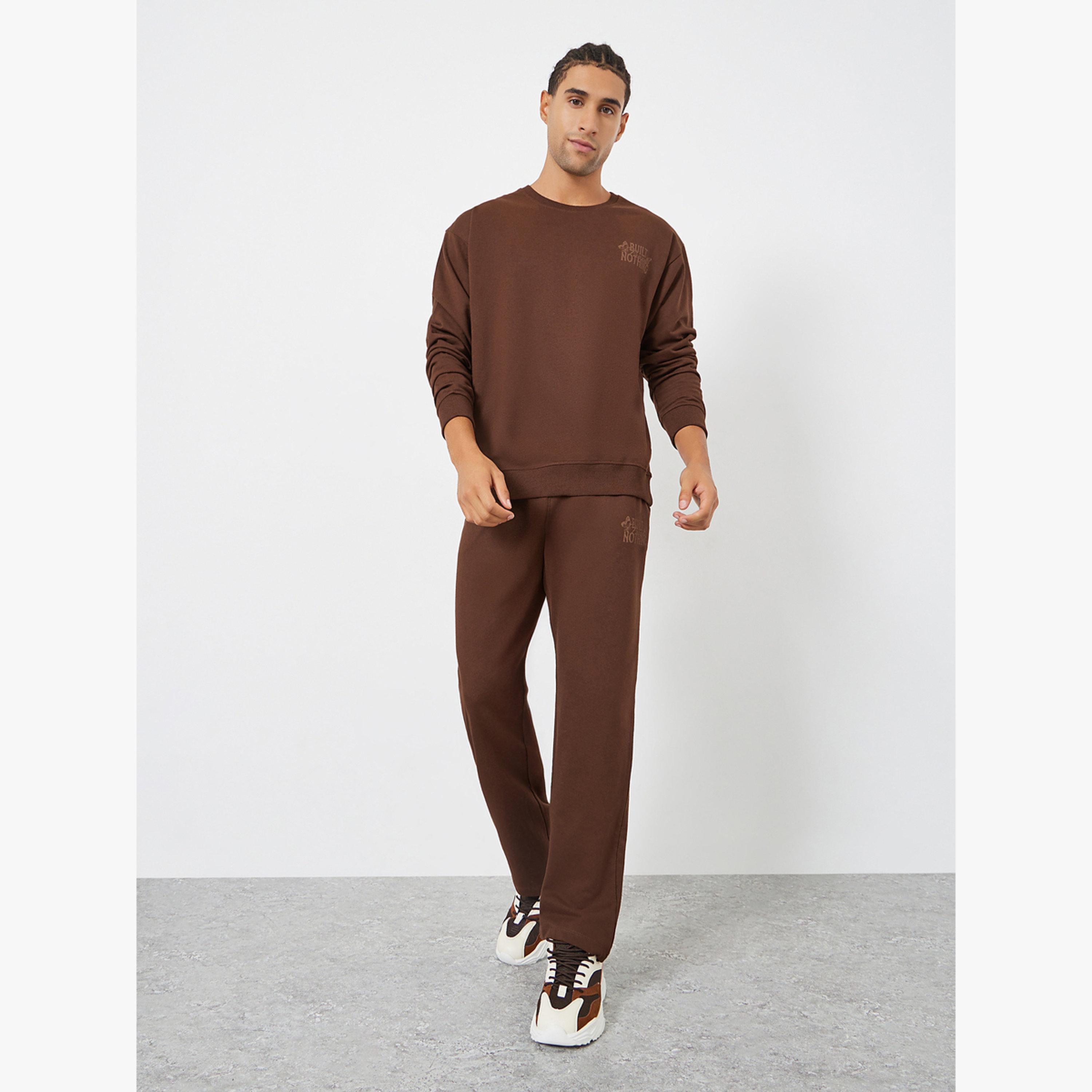 طقم منسق من سويت شيرت وجوغر بقصة مريحة-men-clothing-coordsets-image-1