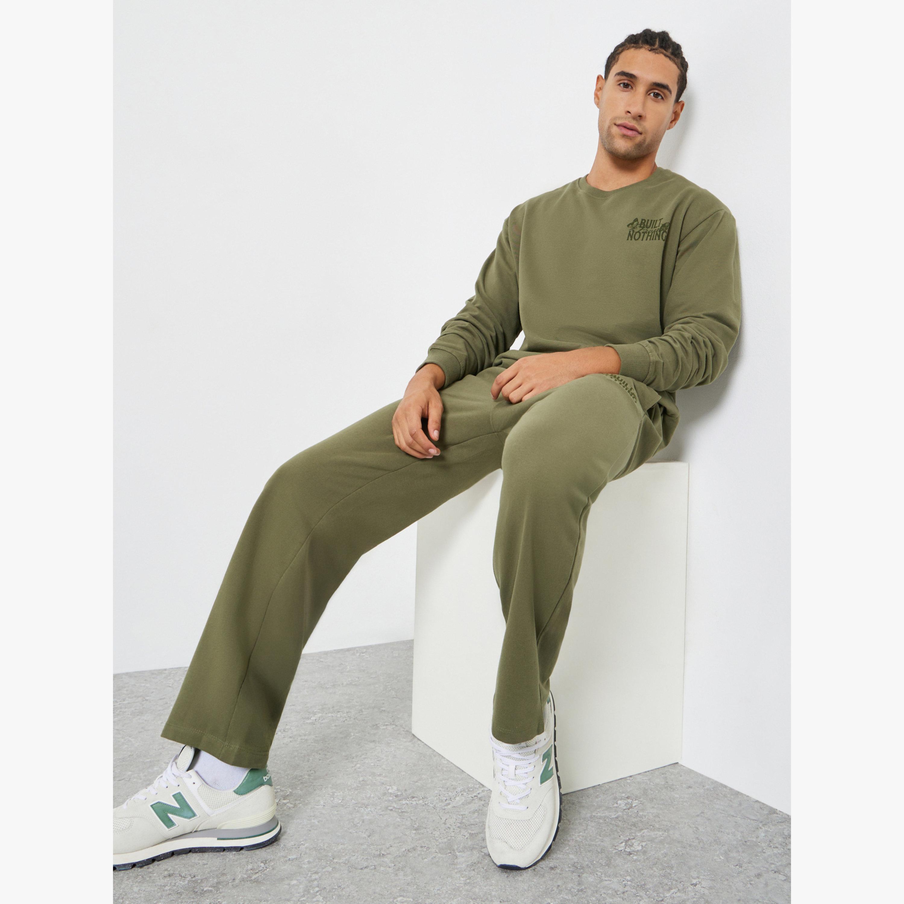 طقم منسق من سويت شيرت وجوغر بقصة مريحة-men-clothing-coordsets-image-2