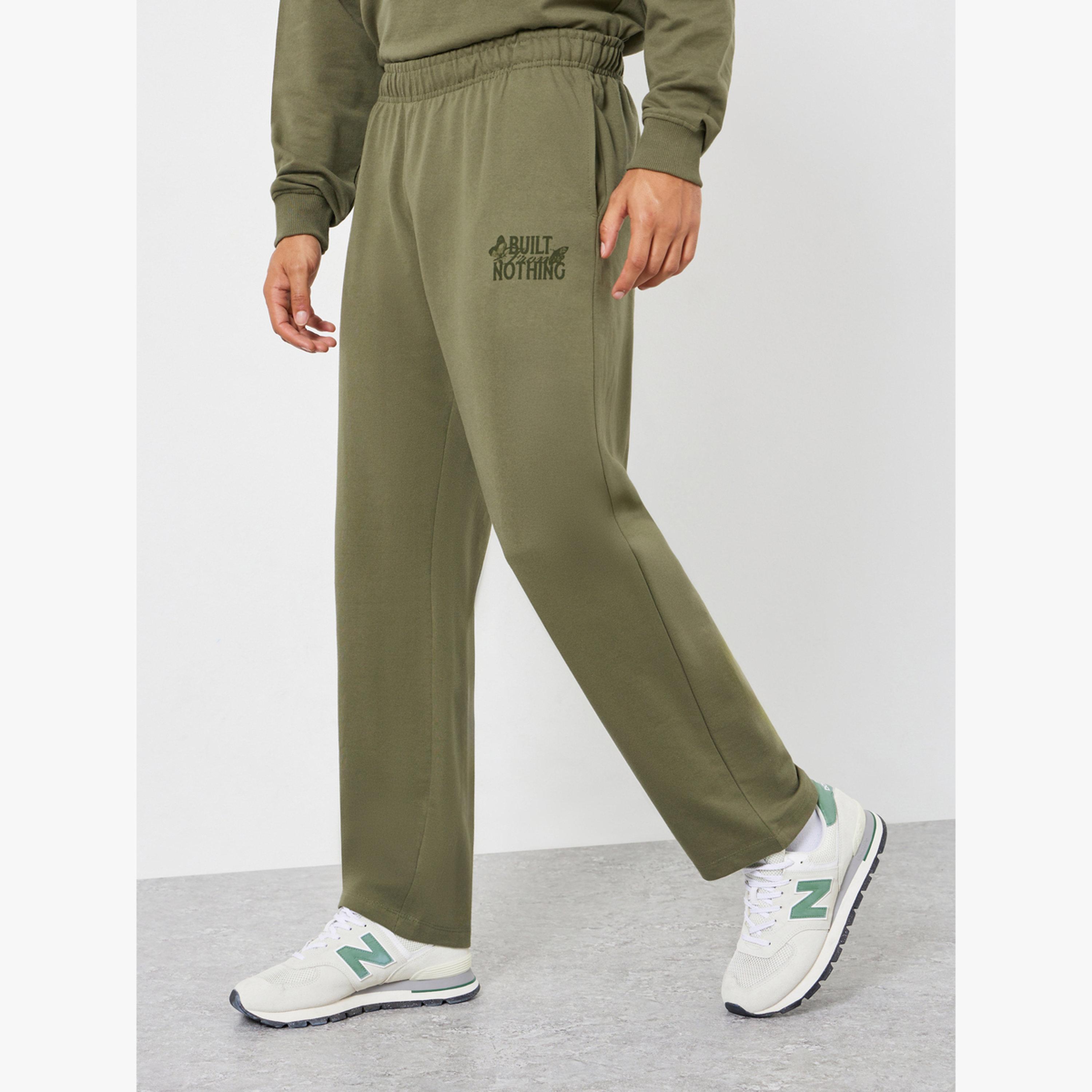 طقم منسق من سويت شيرت وجوغر بقصة مريحة-men-clothing-coordsets-image-6