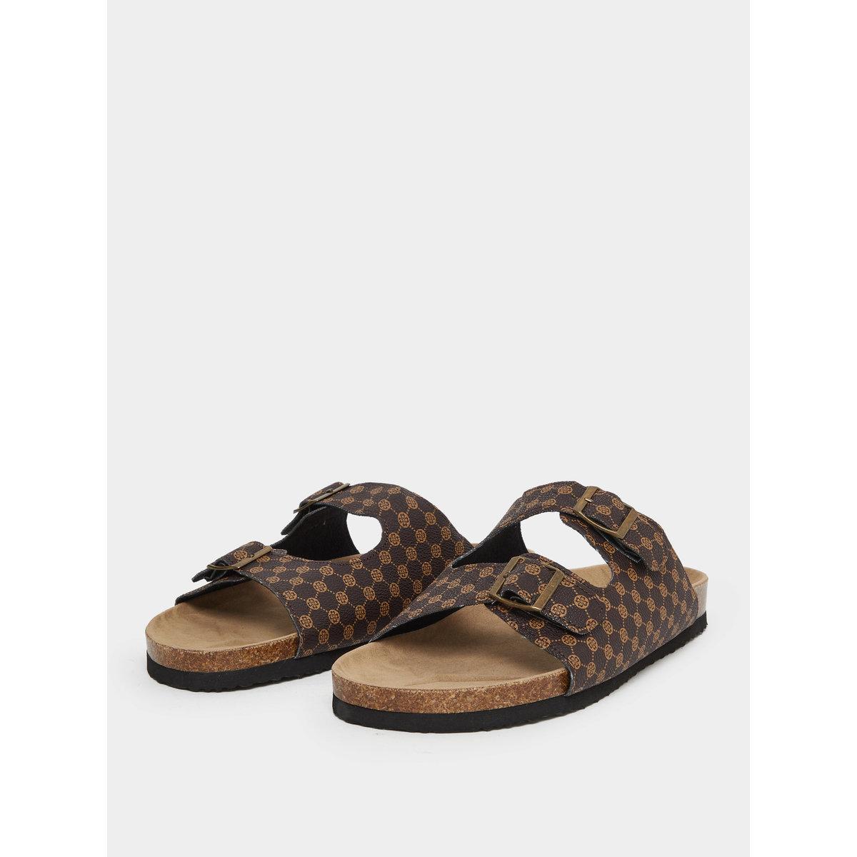 صندل سهل الارتداء بتفاصيل إبزيم-men-shoes-flipflopsandslides-image-3