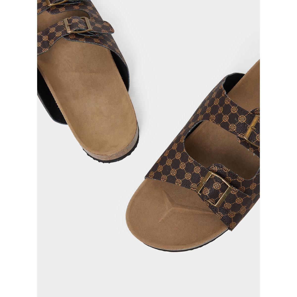 صندل سهل الارتداء بتفاصيل إبزيم-men-shoes-flipflopsandslides-image-4
