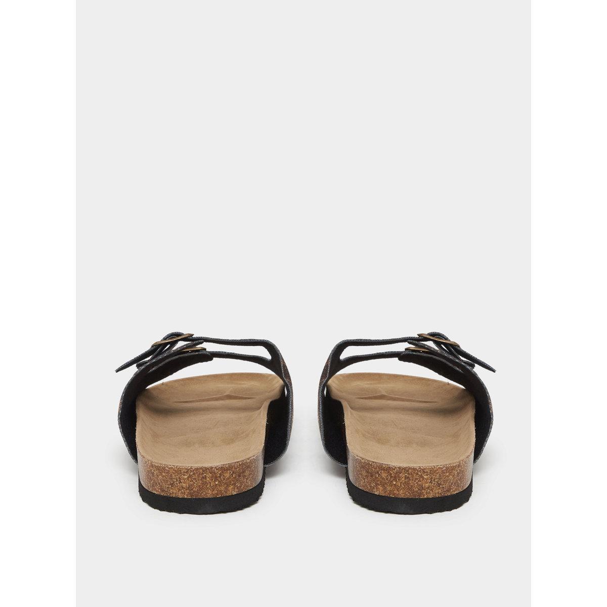 صندل سهل الارتداء بتفاصيل إبزيم-men-shoes-flipflopsandslides-image-5