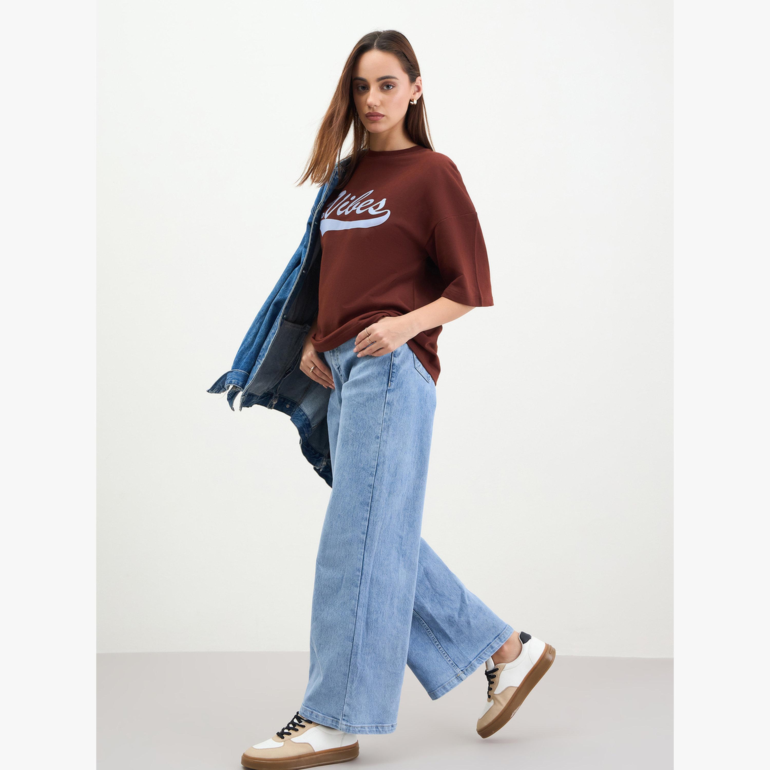 تيشيرت واسع بني بطبعة شعار للسيدات-women-clothing-tshirts-image-2