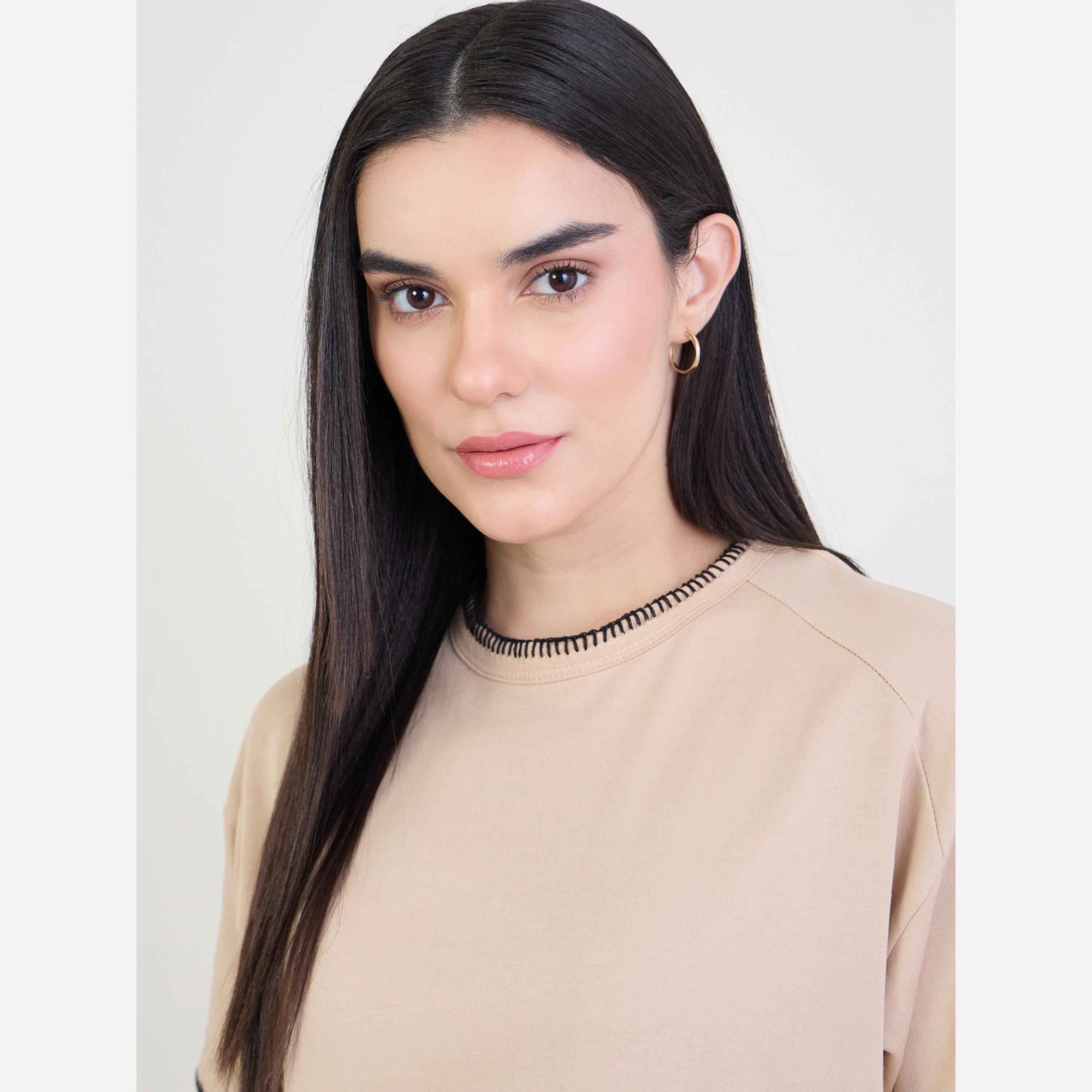 ستايلي - تيشيرت قطن لون كريمي بخياطة أوفرلوك-women-clothing-tshirts-image-4