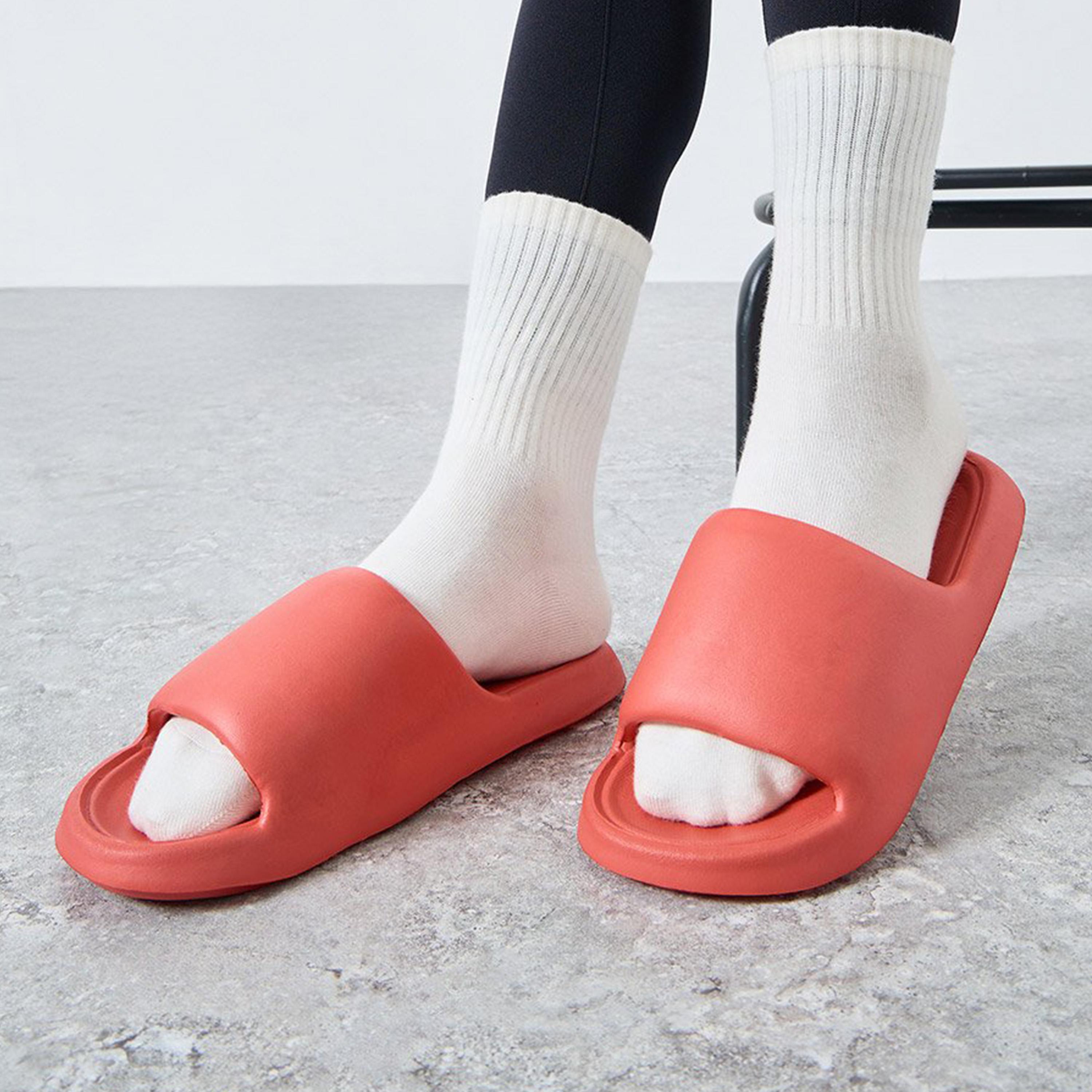 ستايلي - شبشب للنساء قصّة مريحة لون أحمر-women-shoes-flipflopsandslides-image-2
