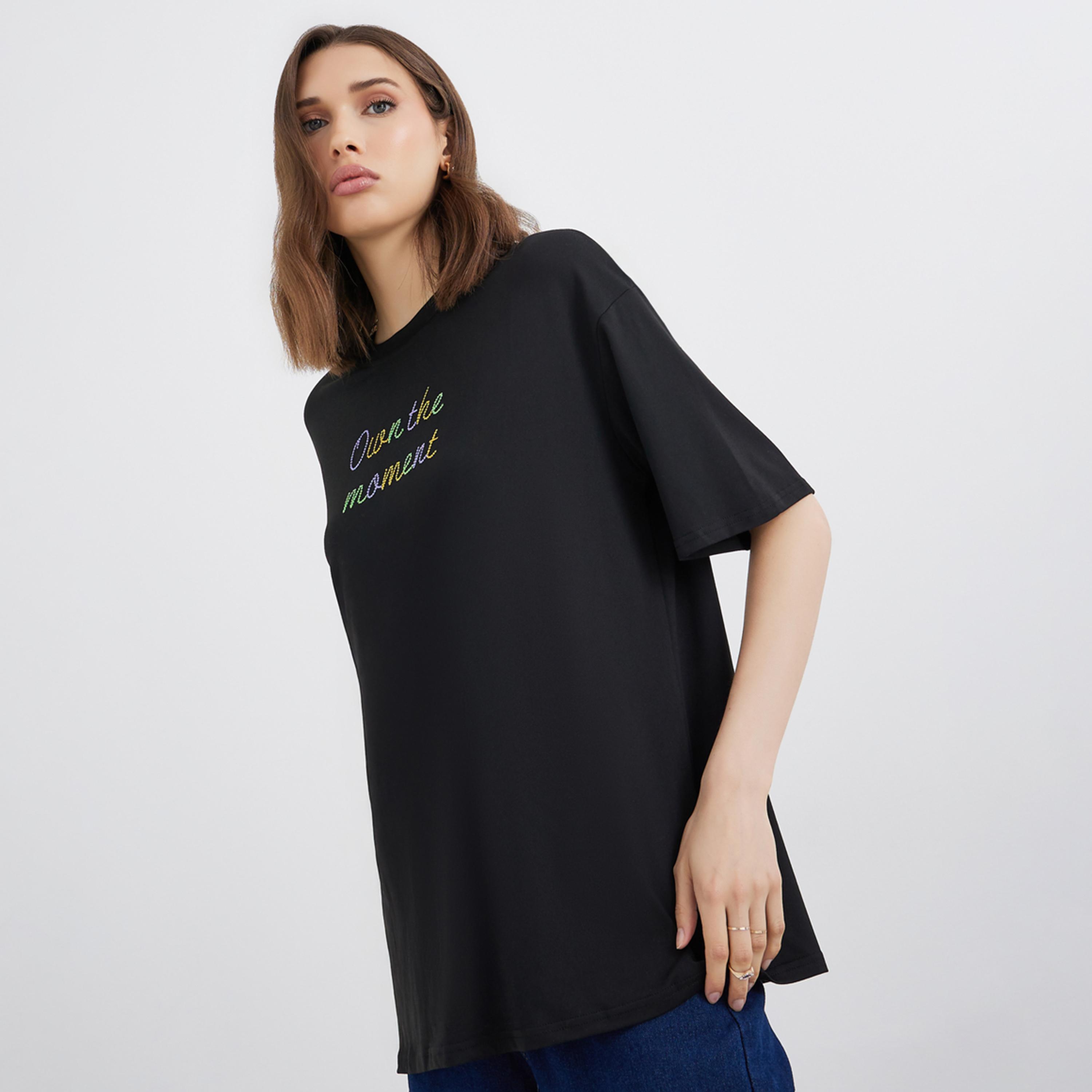 ستايلي - تي شيرت أسود حجم كبير بشعار مطرز-women-clothing-tshirts-image-1