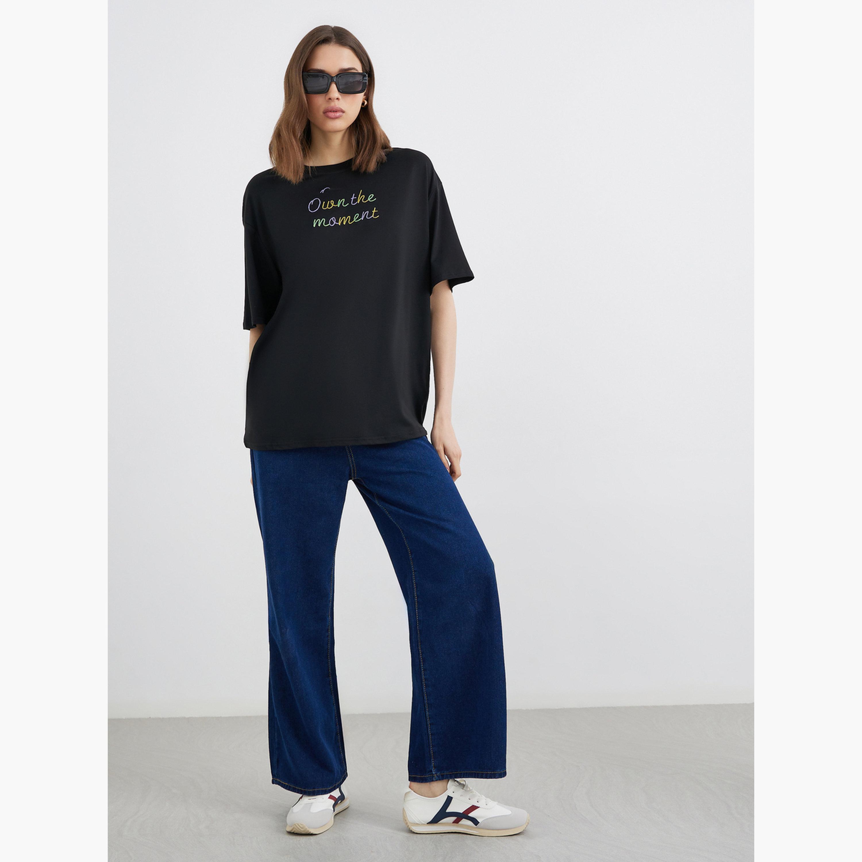 ستايلي - تي شيرت أسود حجم كبير بشعار مطرز-women-clothing-tshirts-image-2