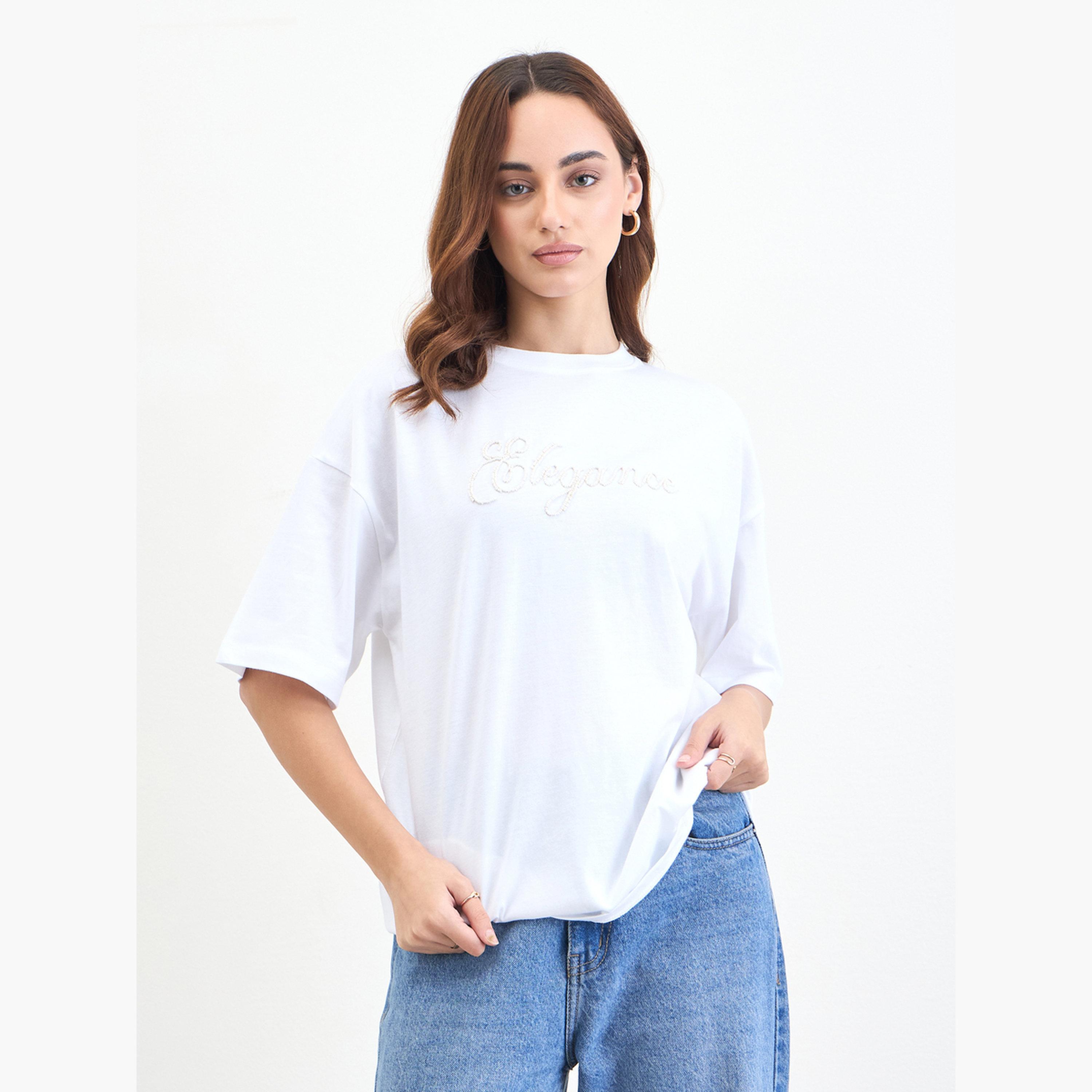 ستايلي - تي شيرت أبيض مطرز بشعار مقاس واسع-women-clothing-tshirts-image-1