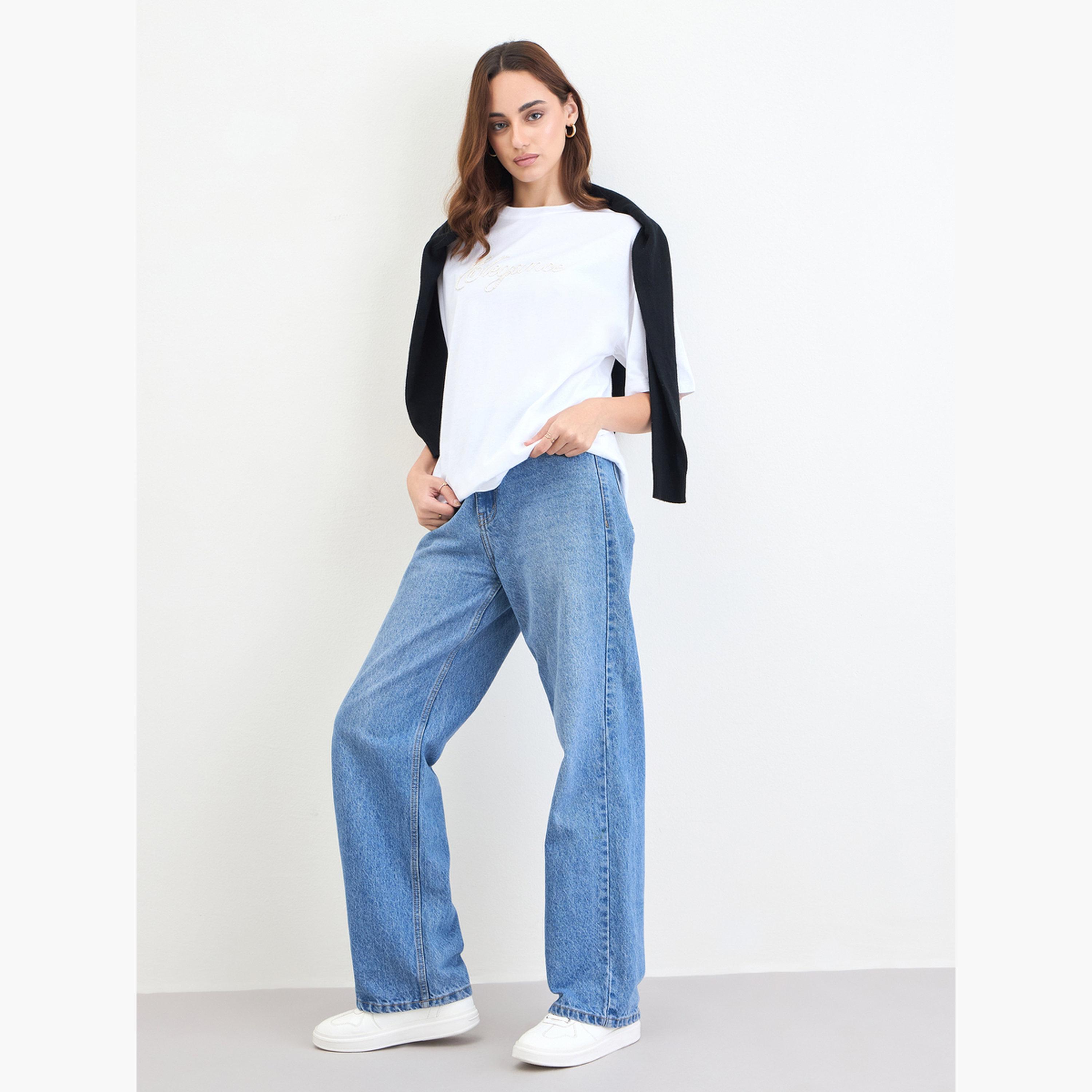 ستايلي - تي شيرت أبيض مطرز بشعار مقاس واسع-women-clothing-tshirts-image-2