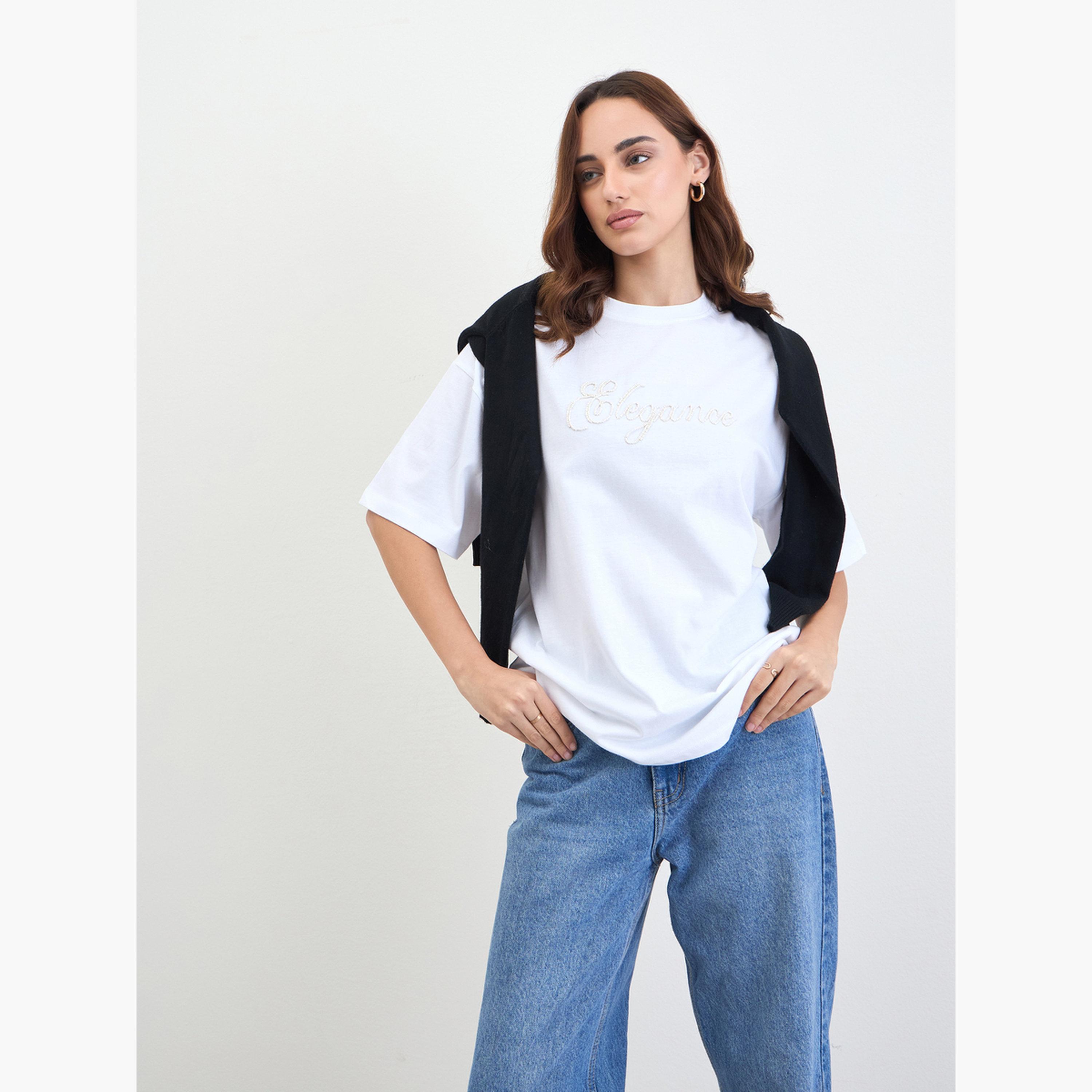 ستايلي - تي شيرت أبيض مطرز بشعار مقاس واسع-women-clothing-tshirts-image-3