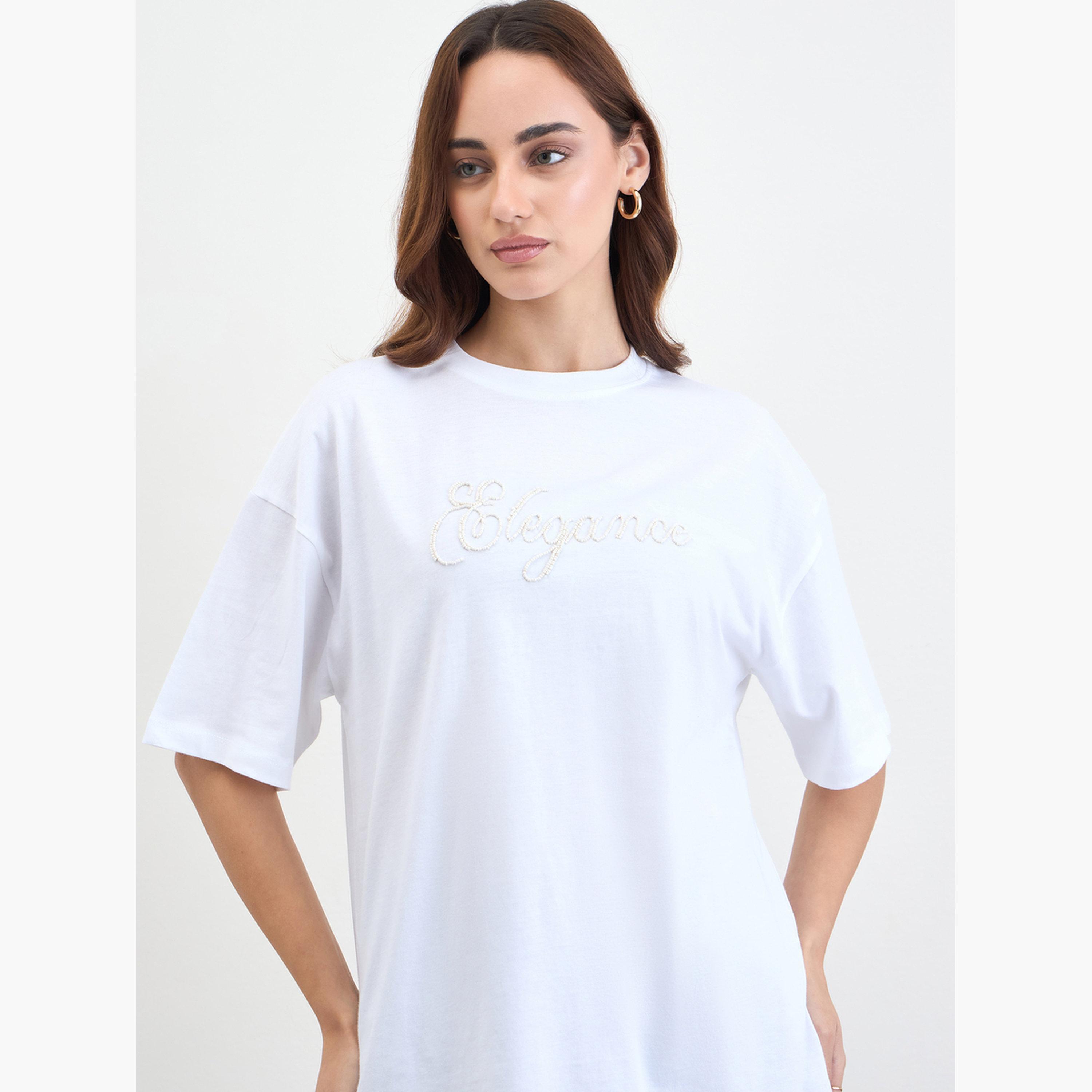 ستايلي - تي شيرت أبيض مطرز بشعار مقاس واسع-women-clothing-tshirts-image-4