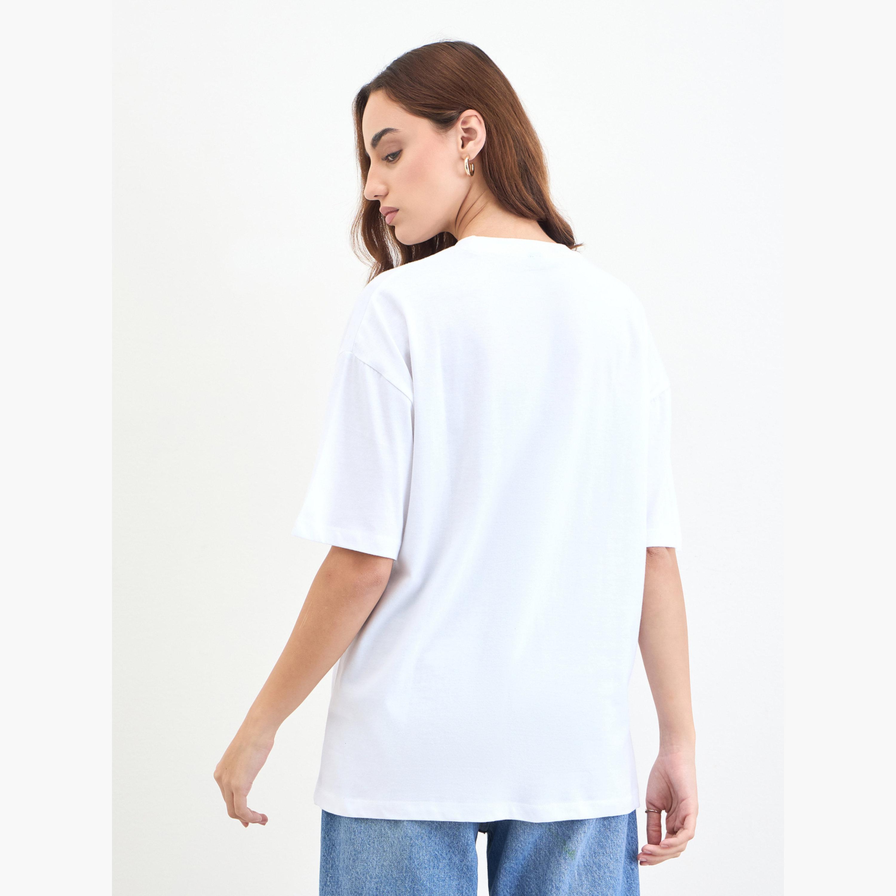 ستايلي - تي شيرت أبيض مطرز بشعار مقاس واسع-women-clothing-tshirts-image-5