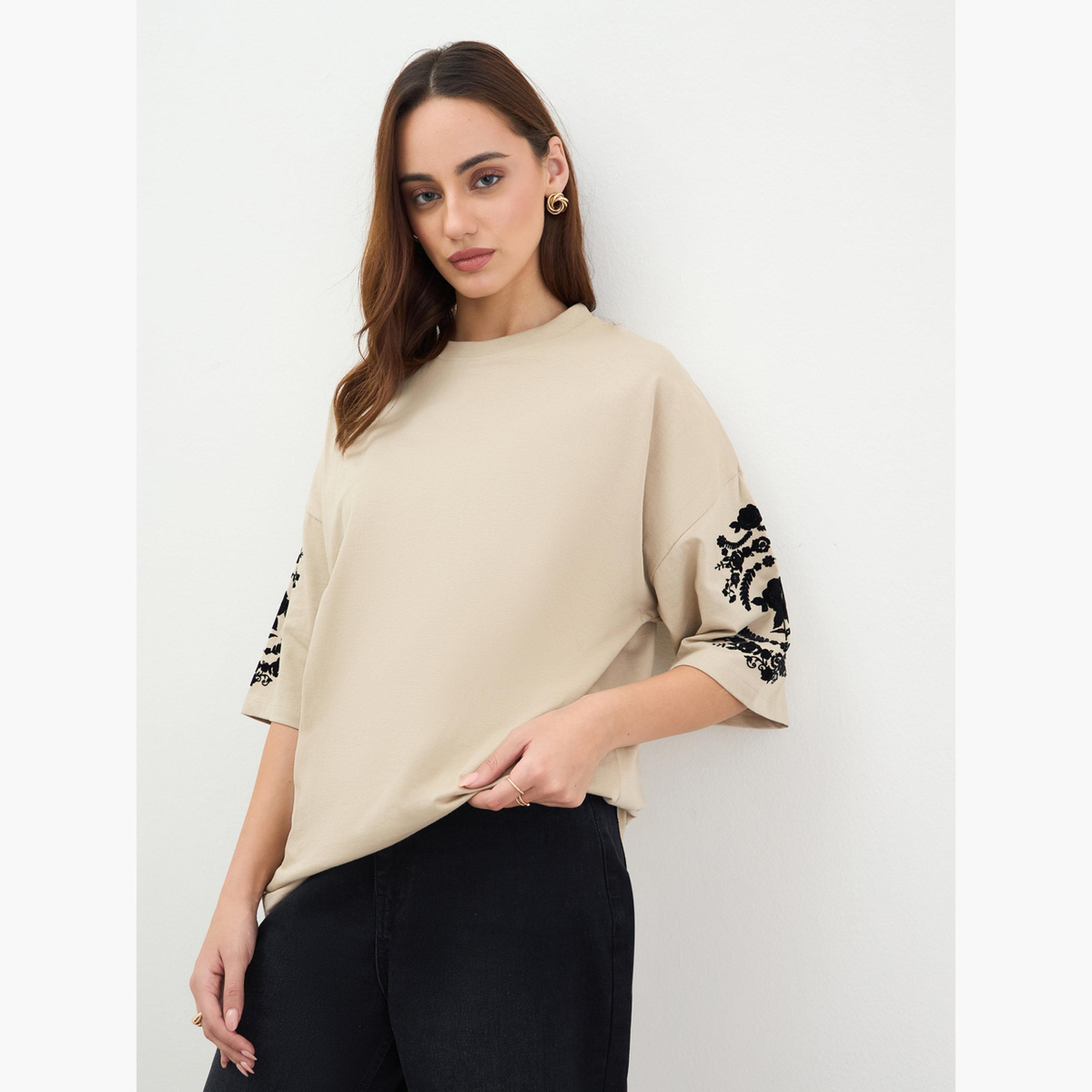 ستايلي - تي شيرت بيج مطرز مقاس واسع-women-clothing-tshirts-image-1