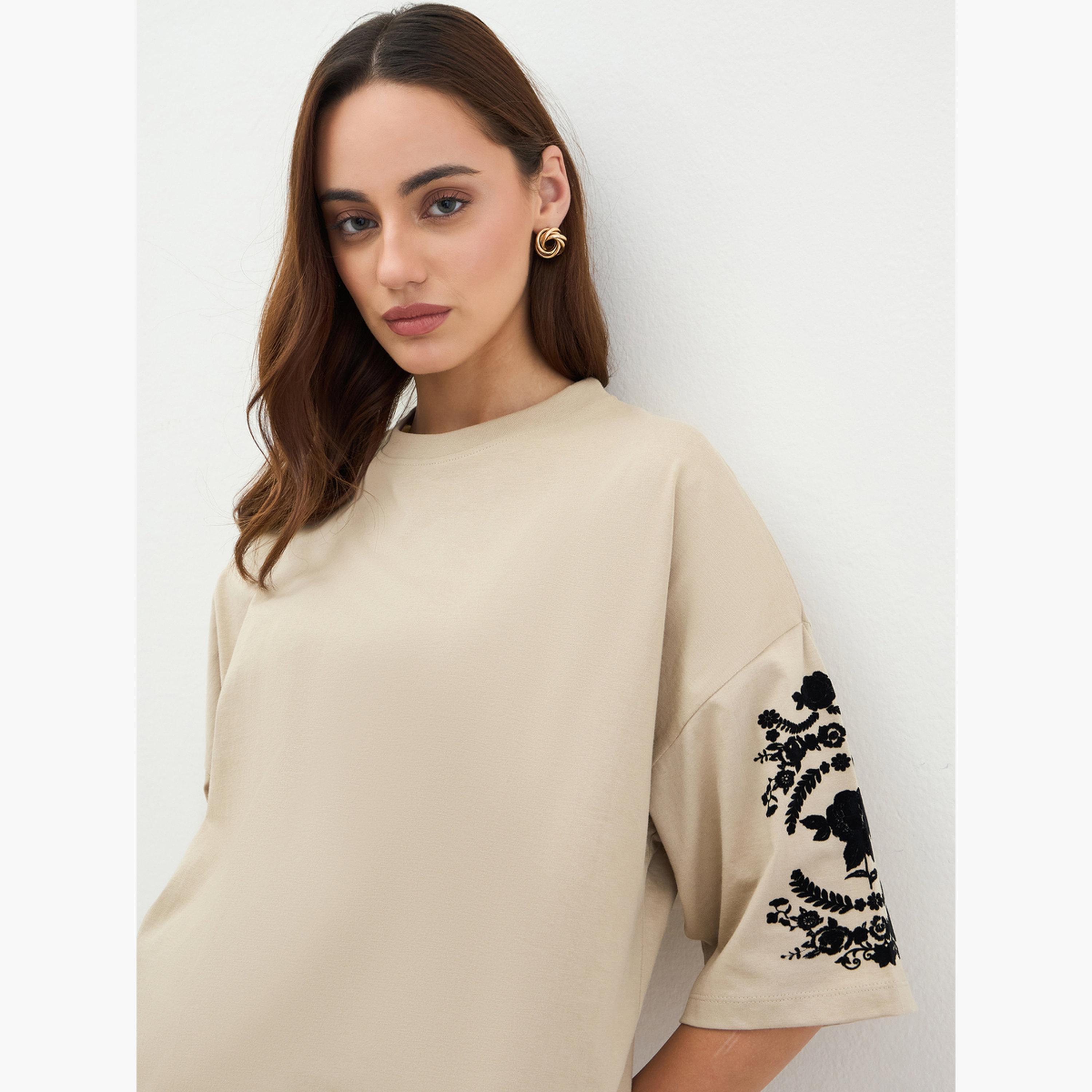 ستايلي - تي شيرت بيج مطرز مقاس واسع-women-clothing-tshirts-image-4