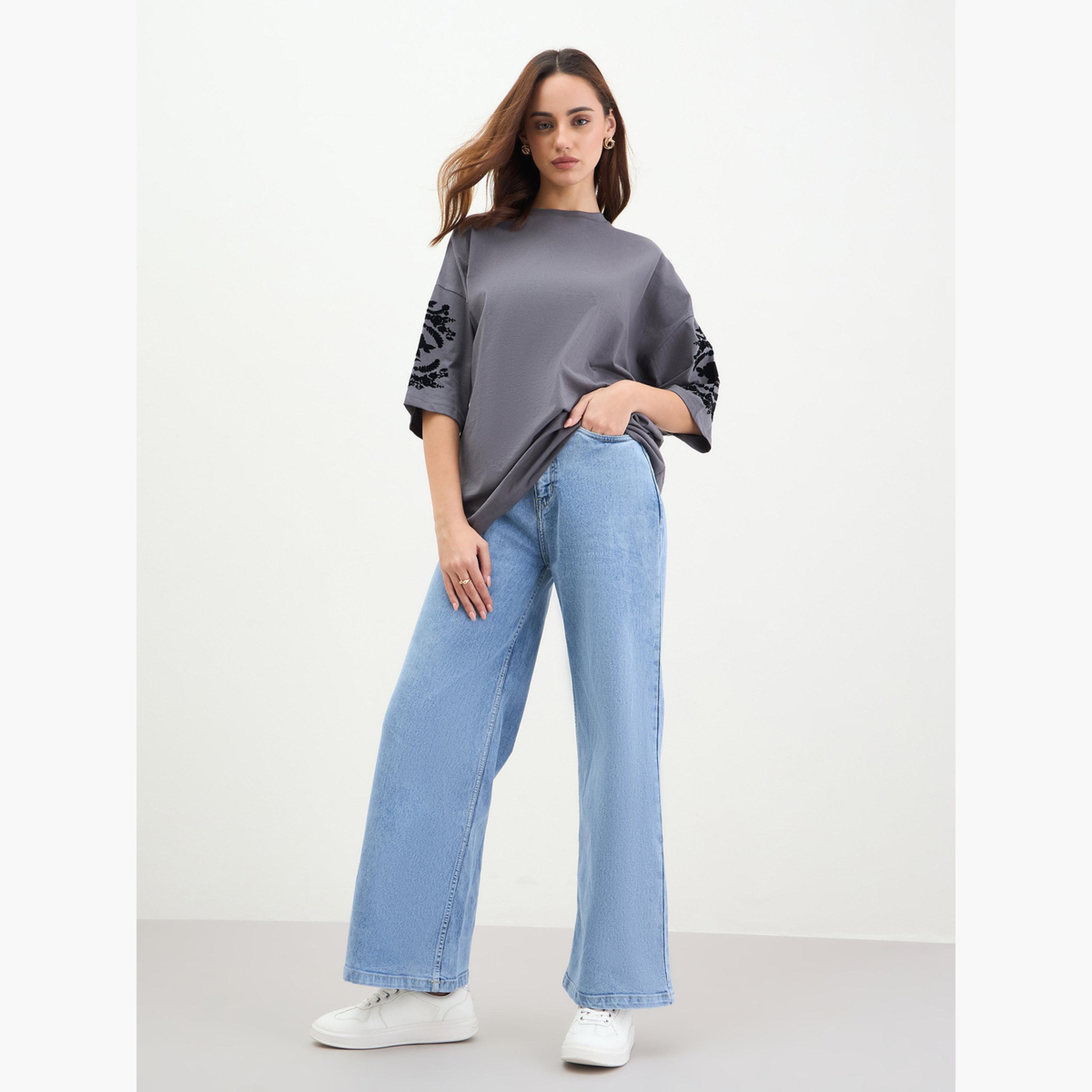 ستايلي - تي شيرت مقاس واسع بأكمام مطرزة باللون الفحمي-women-clothing-tshirts-image-2