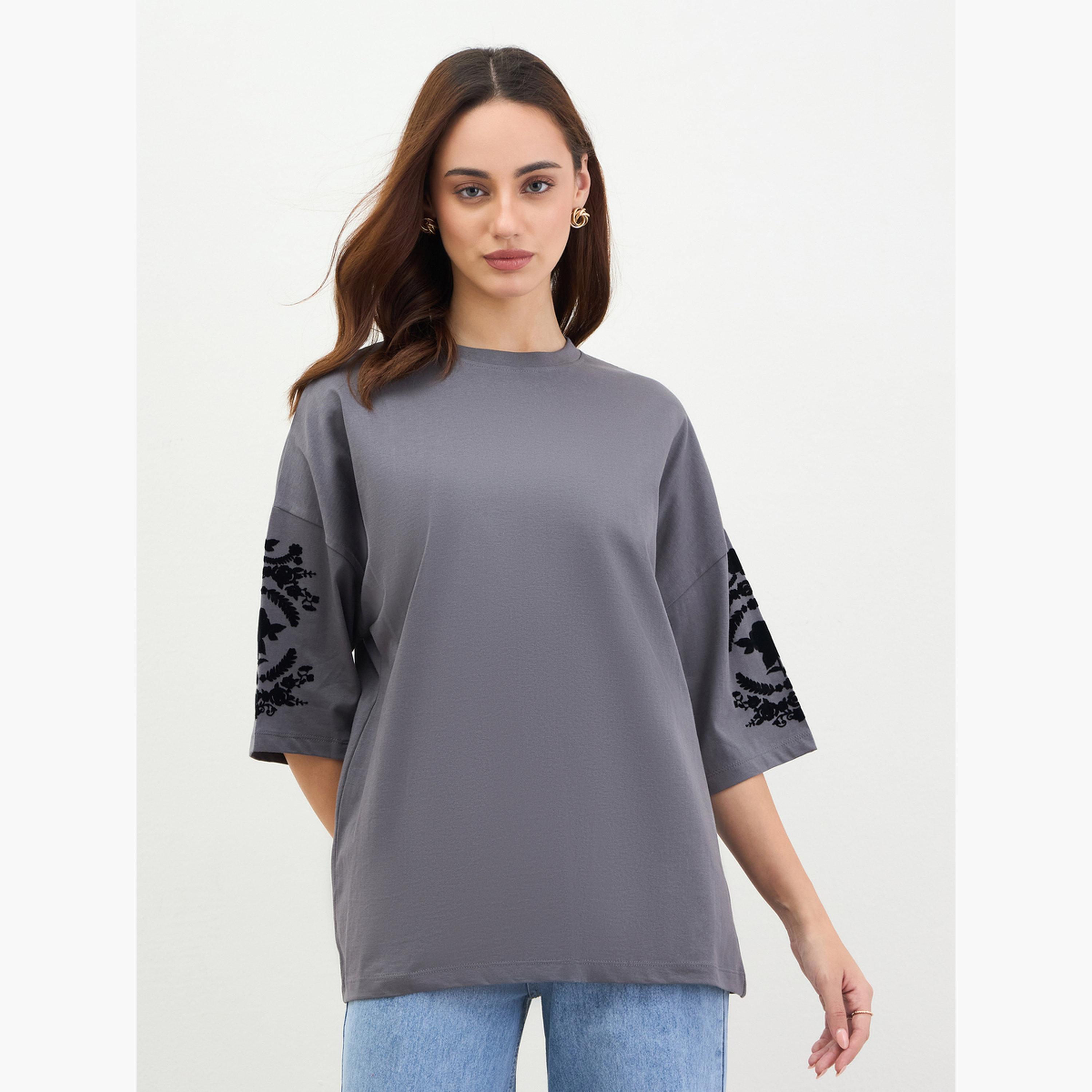 ستايلي - تي شيرت مقاس واسع بأكمام مطرزة باللون الفحمي-women-clothing-tshirts-image-3