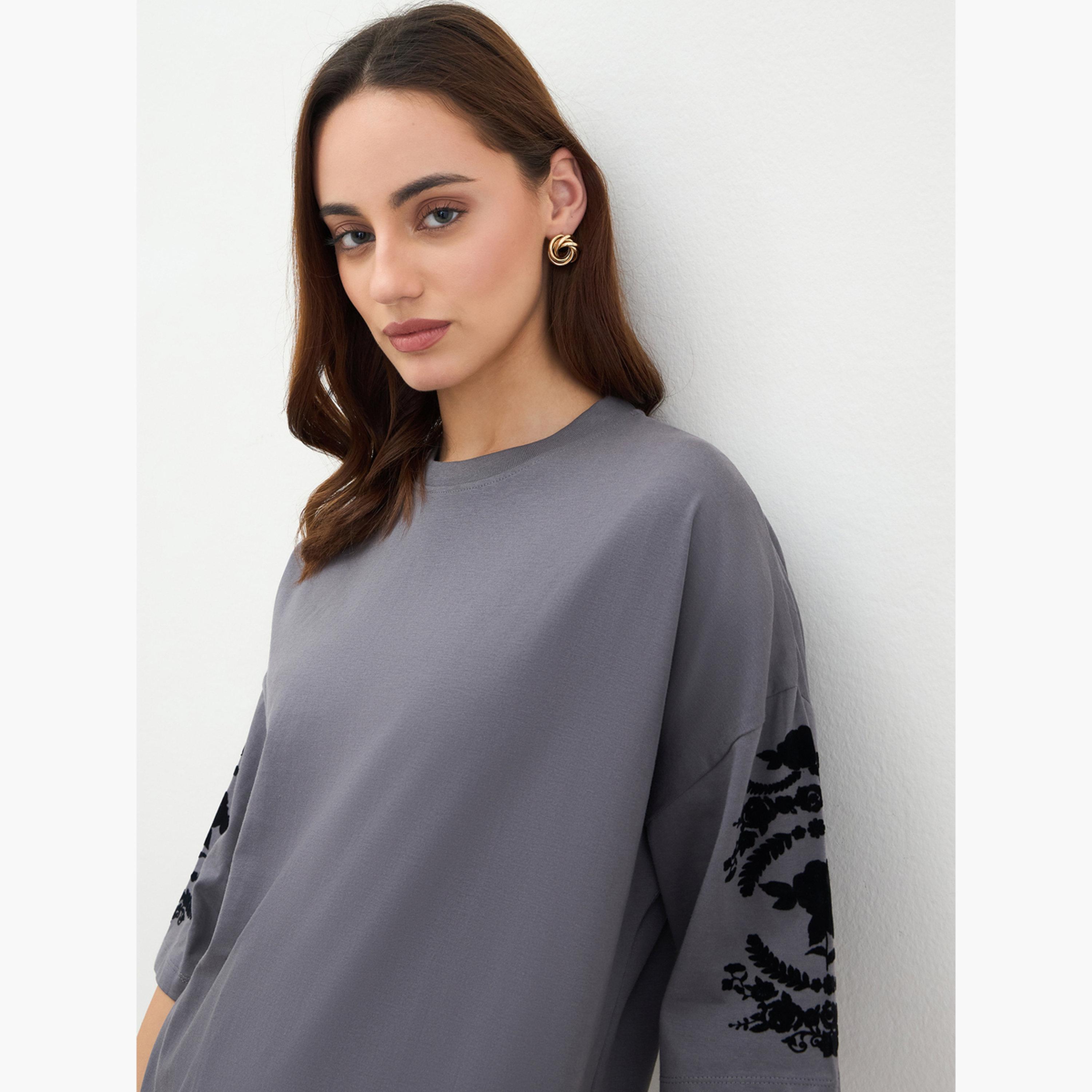ستايلي - تي شيرت مقاس واسع بأكمام مطرزة باللون الفحمي-women-clothing-tshirts-image-4