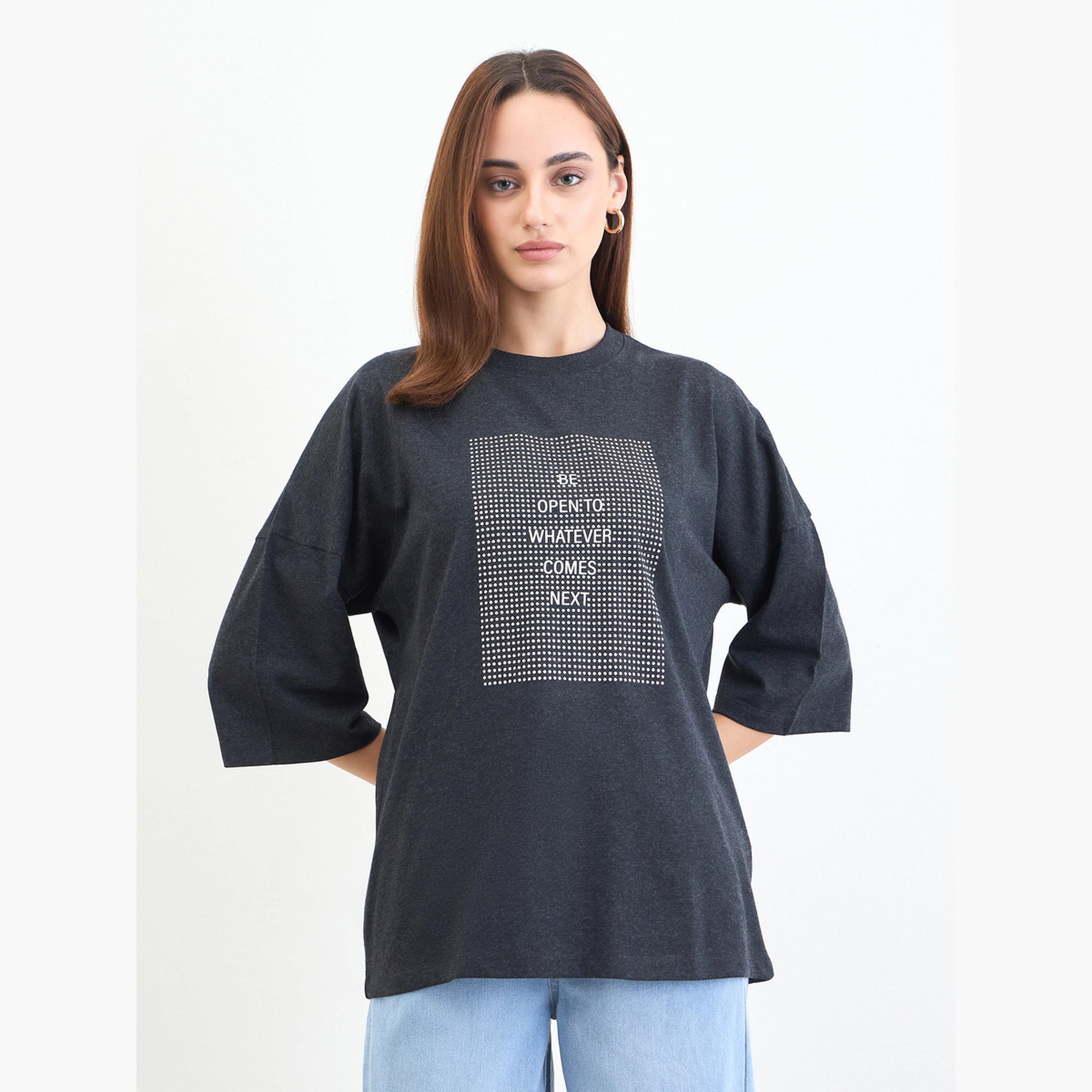 ستايلي - تيشيرت رمادي غامق مقاس واسع بشعار وأكمام 3/4-women-clothing-tshirts-image-1