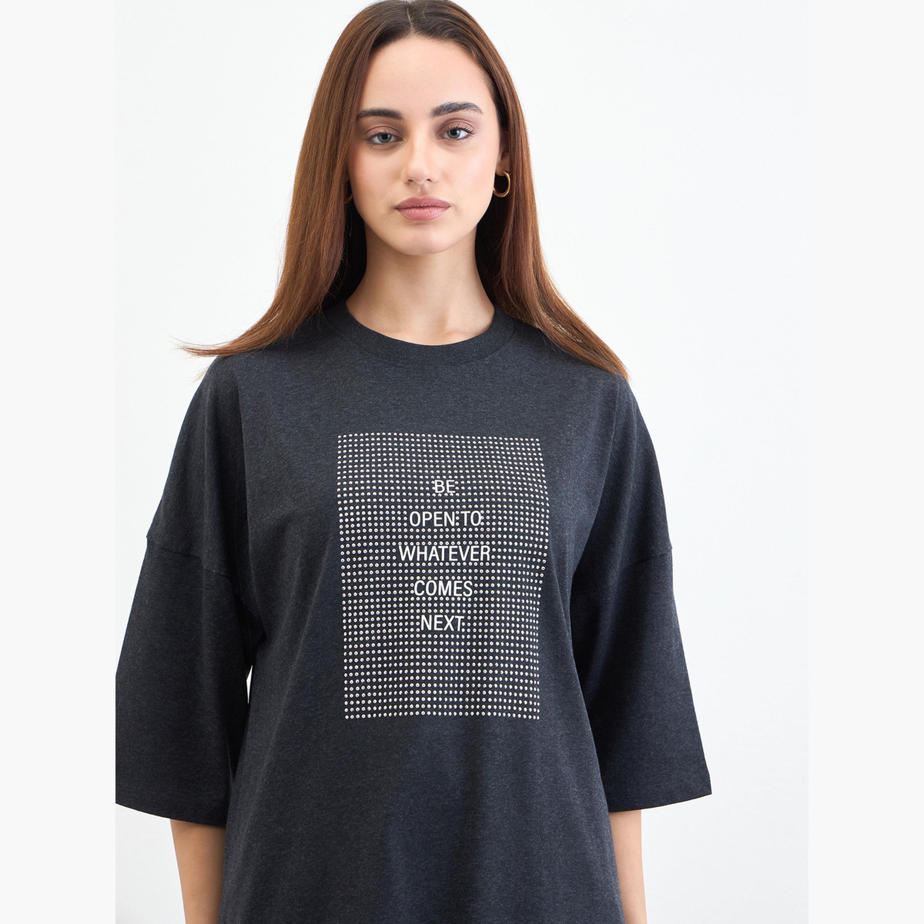 ستايلي - تيشيرت رمادي غامق مقاس واسع بشعار وأكمام 3/4-women-clothing-tshirts-image-3