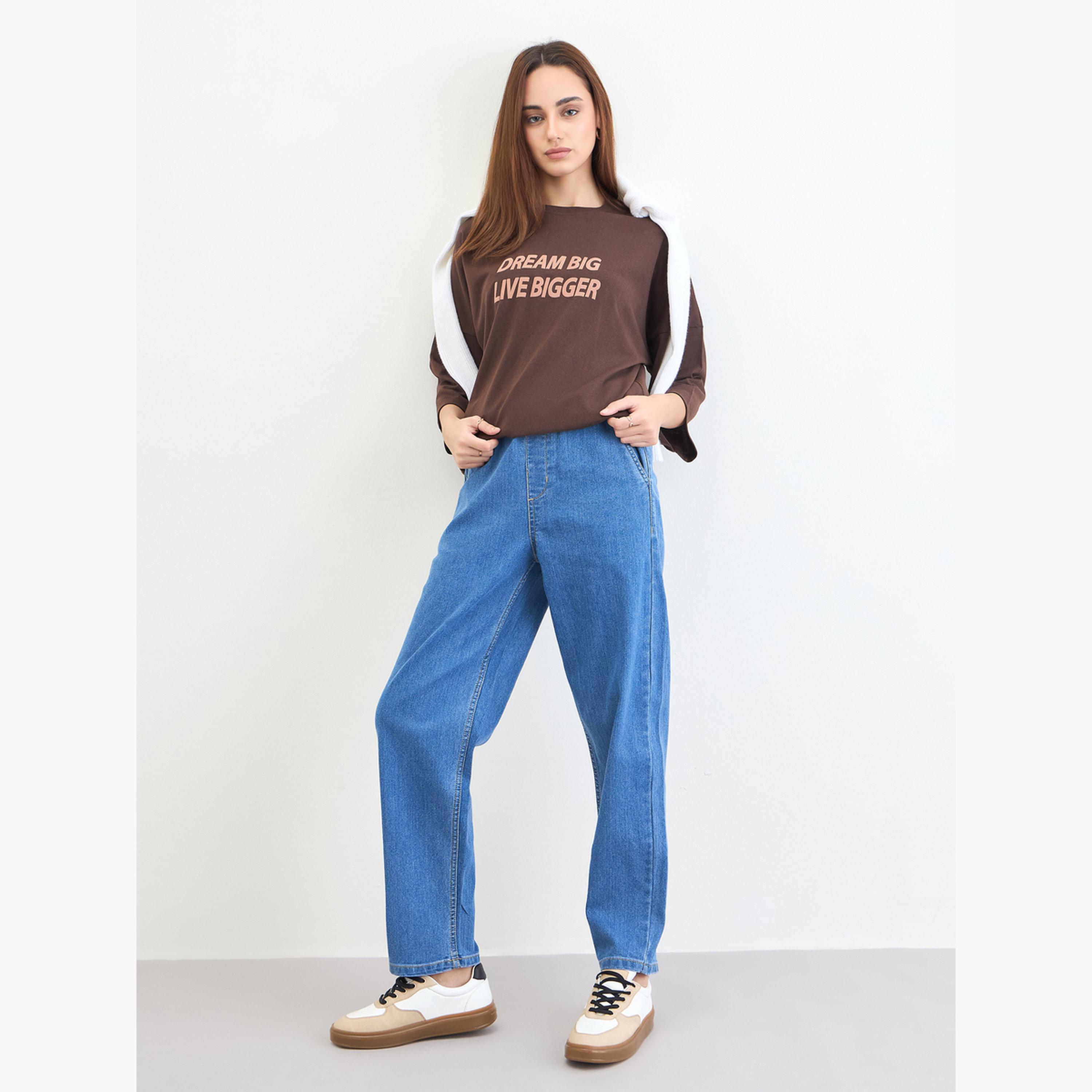 ستايلي - تي شيرت بني مقاس واسع منقوش عليه شعار-women-clothing-tshirts-image-2