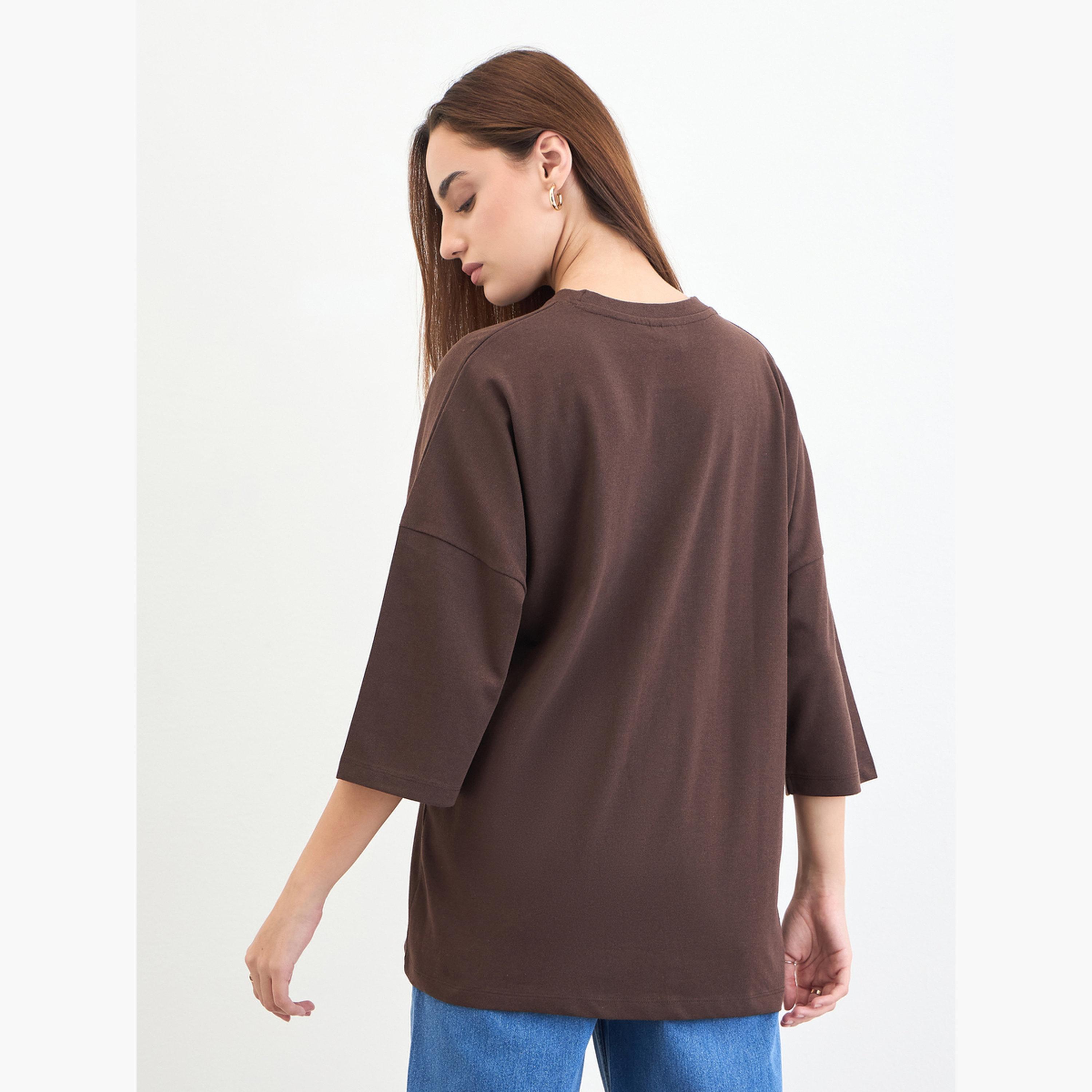 ستايلي - تي شيرت بني مقاس واسع منقوش عليه شعار-women-clothing-tshirts-image-5