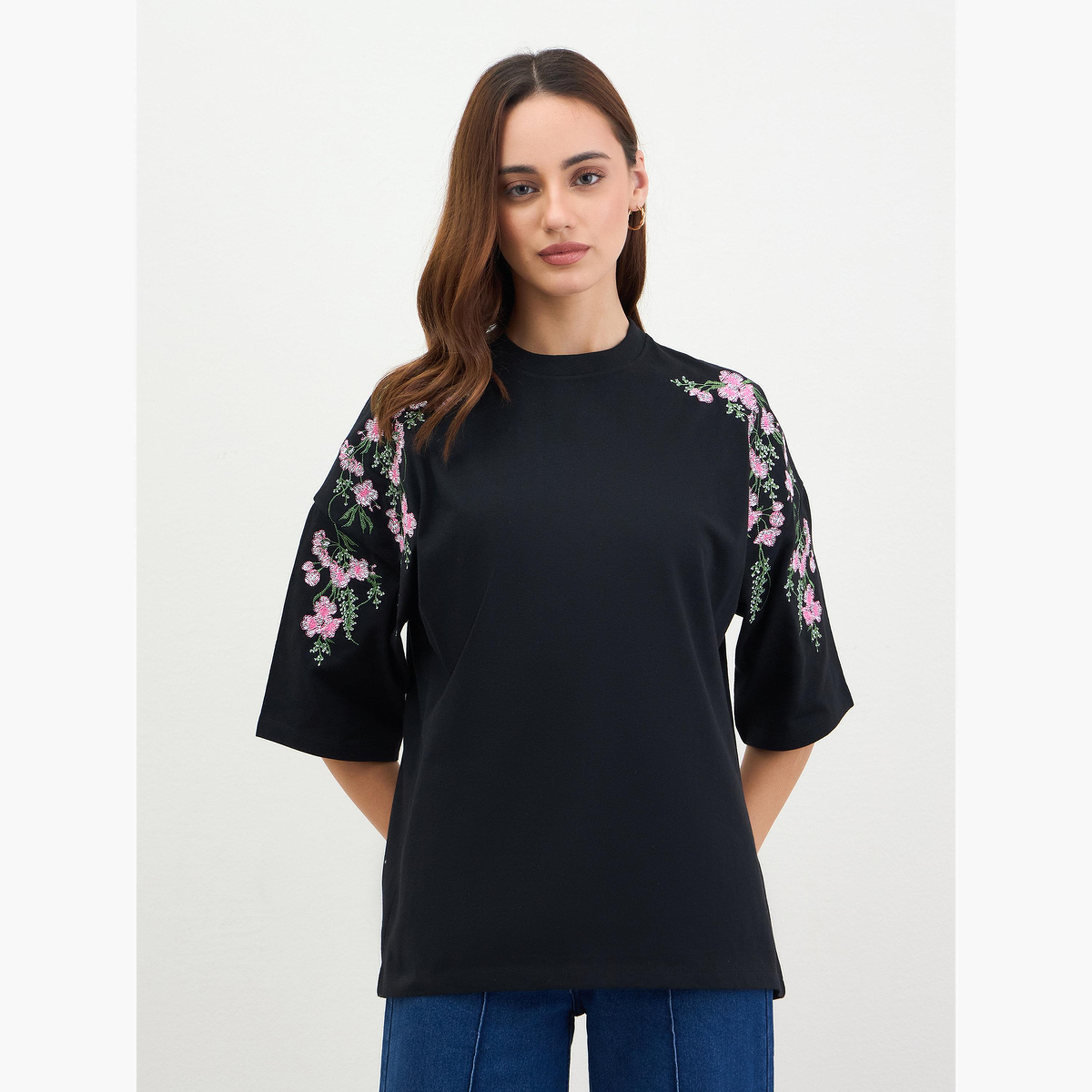ستايلي - تي شيرت أسود مقاس واسع مطرز بالزهور-women-clothing-tshirts-image-1