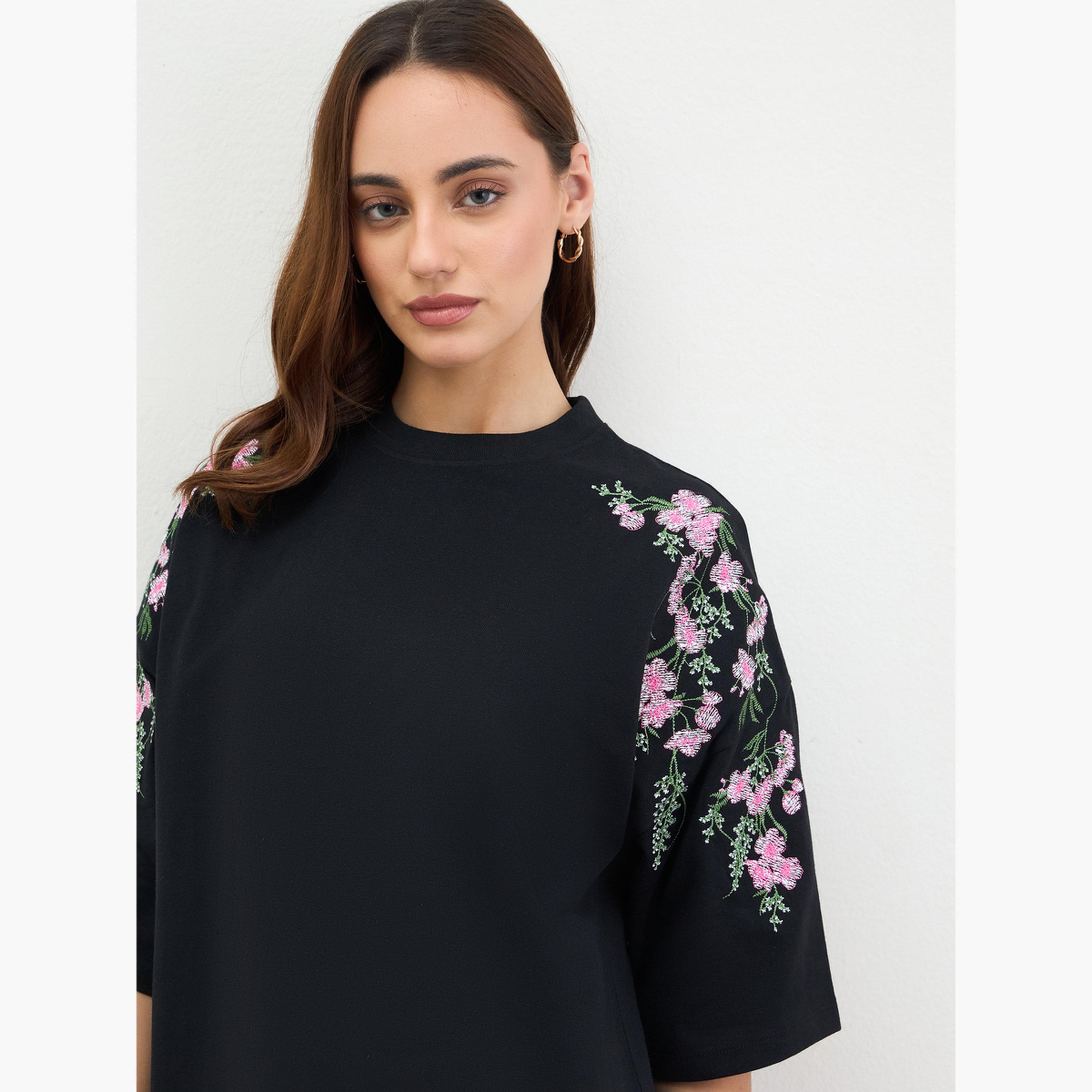 ستايلي - تي شيرت أسود مقاس واسع مطرز بالزهور-women-clothing-tshirts-image-4