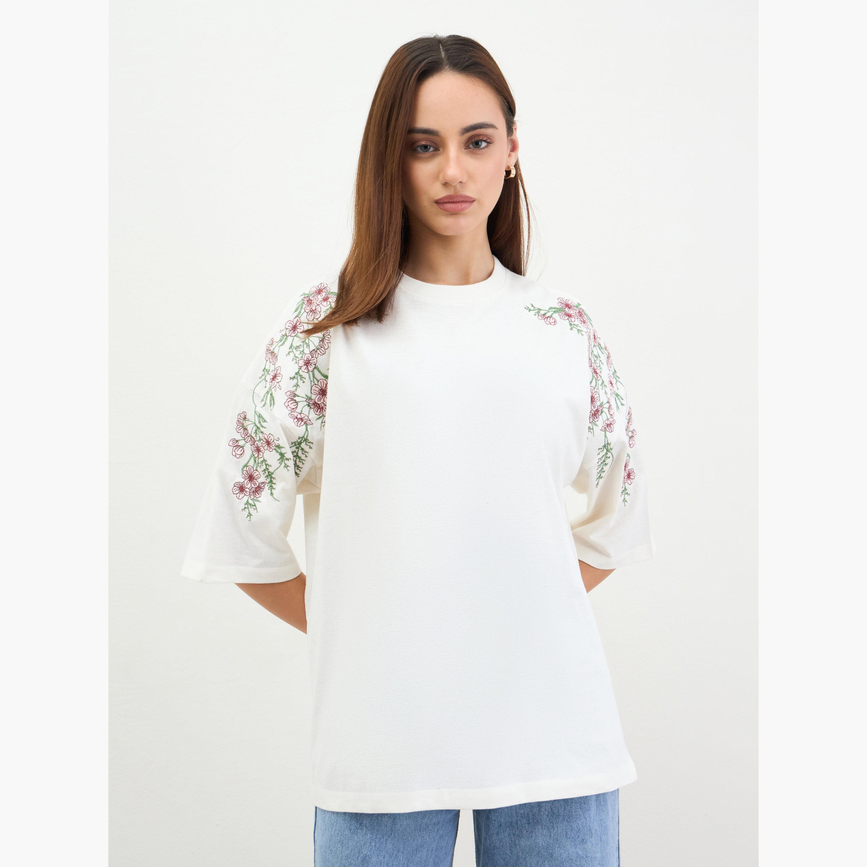 ستايلي - تي شيرت اوف وايت بطبعة زهور مقاس واسع-women-clothing-tshirts-image-1