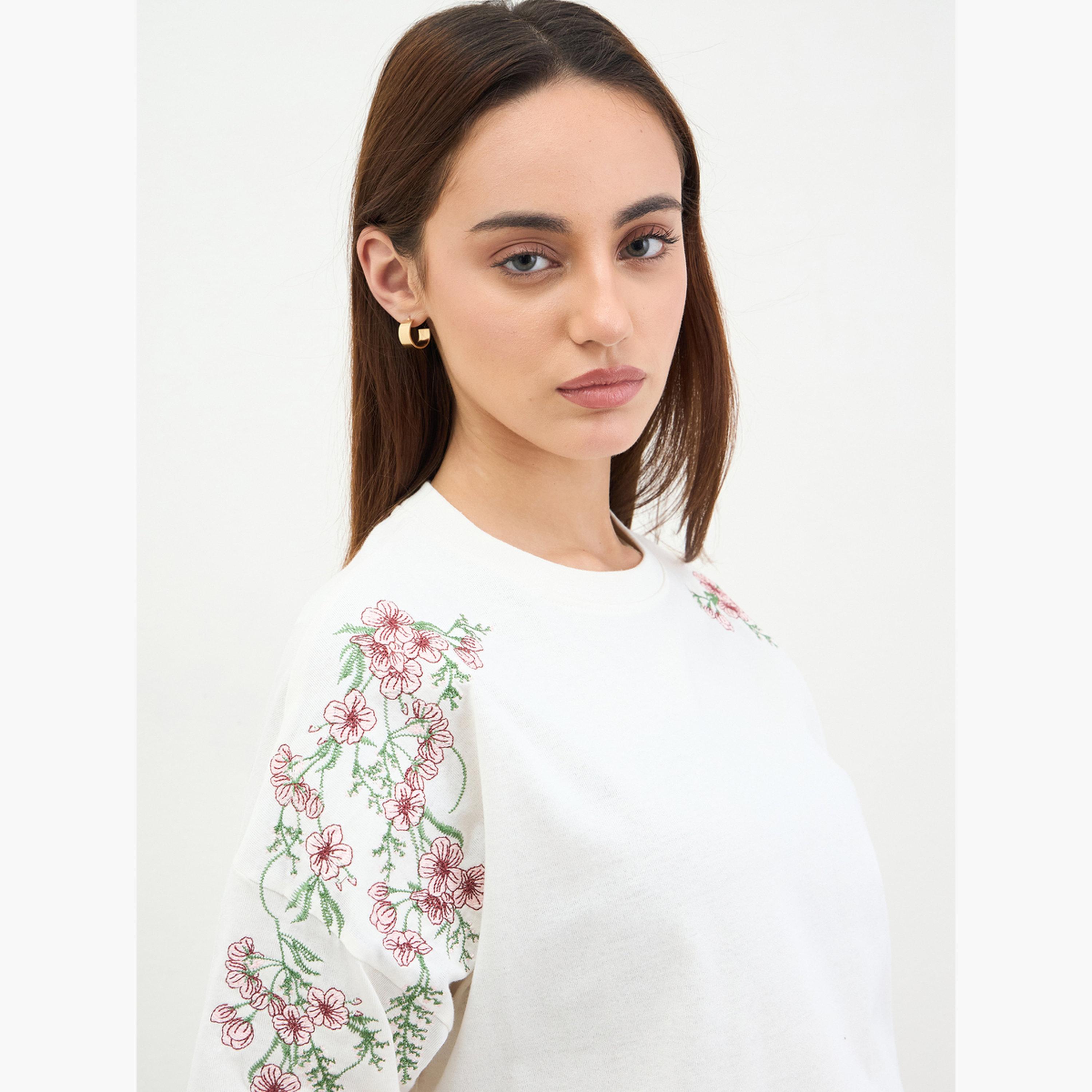 ستايلي - تي شيرت اوف وايت بطبعة زهور مقاس واسع-women-clothing-tshirts-image-4