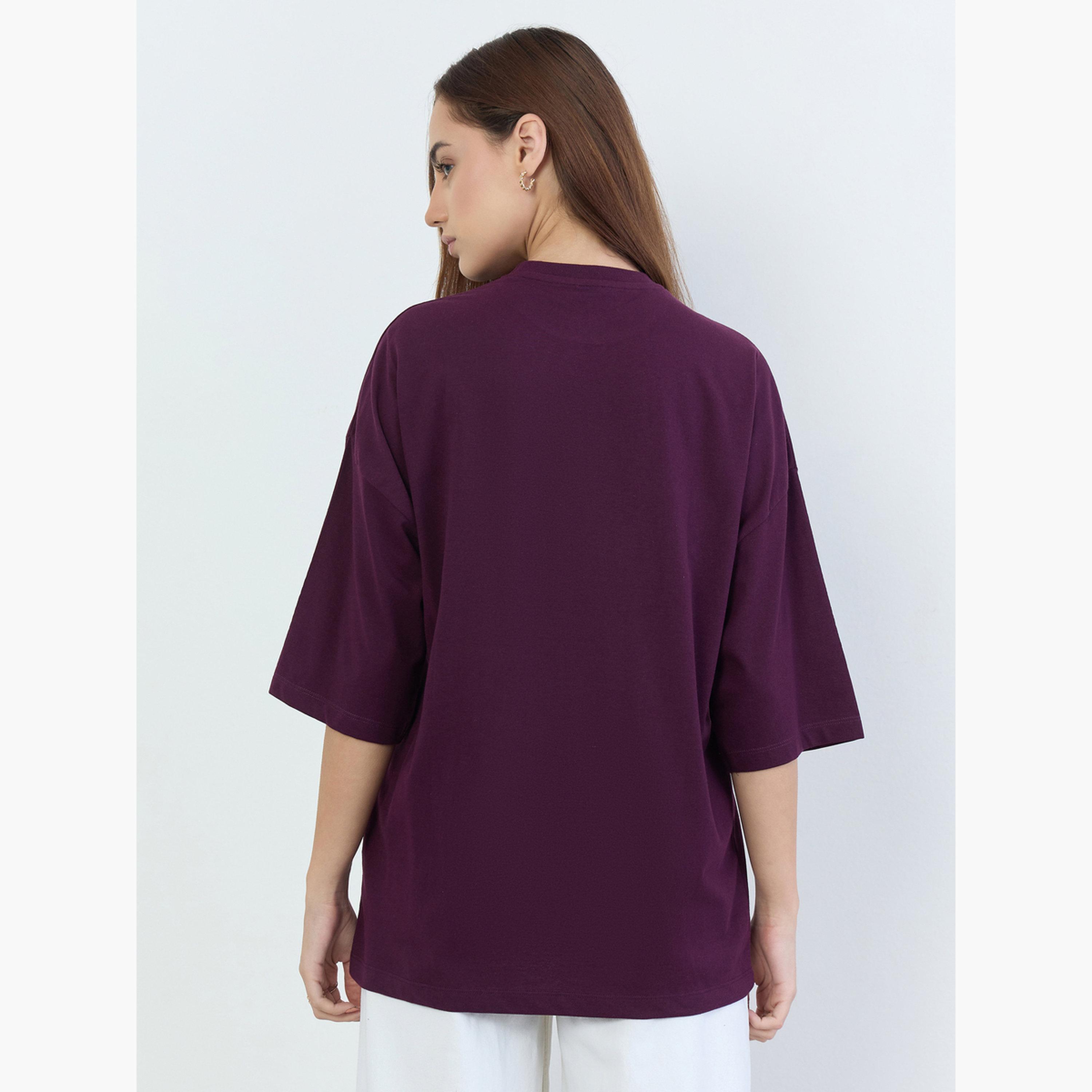 ستايلي - تي شيرت بشعار مقاس واسع برغندي-women-clothing-tshirts-image-5