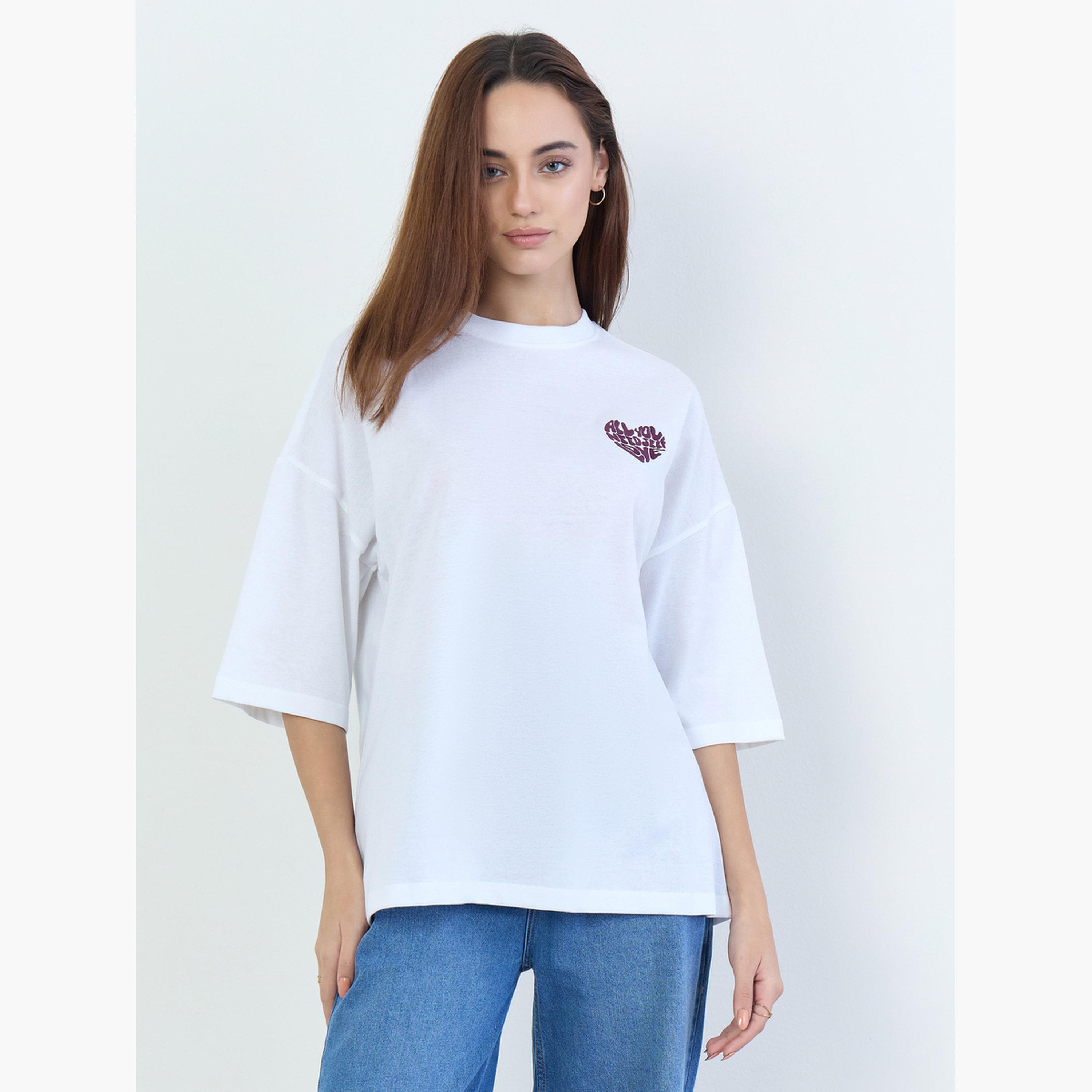 ستايلي - تي شيرت أبيض مقاس واسع مطرز بشعار-women-clothing-tshirts-image-1