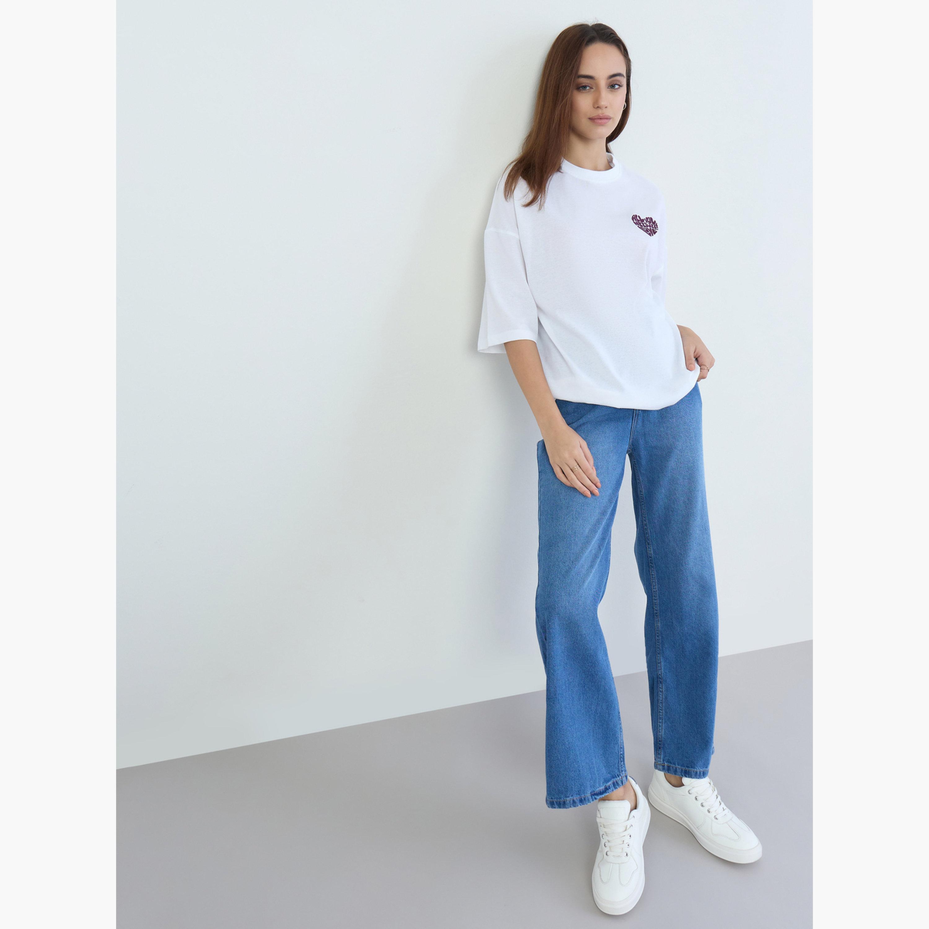 ستايلي - تي شيرت أبيض مقاس واسع مطرز بشعار-women-clothing-tshirts-image-2