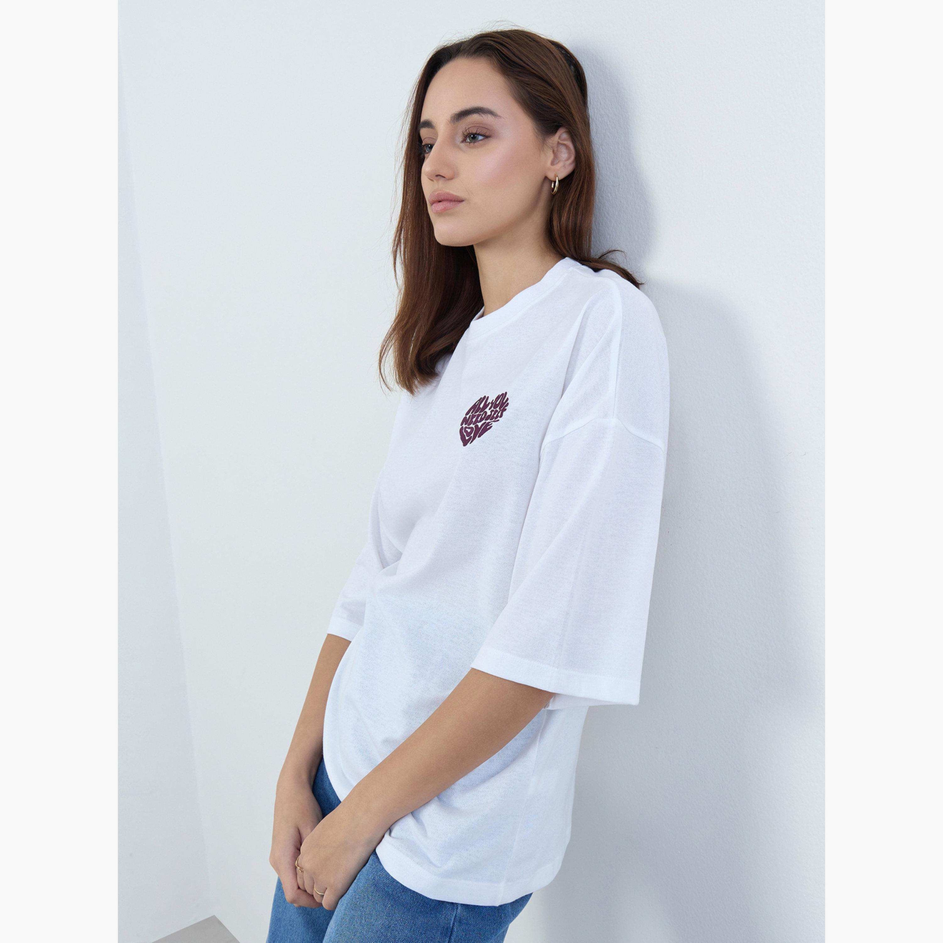 ستايلي - تي شيرت أبيض مقاس واسع مطرز بشعار-women-clothing-tshirts-image-3