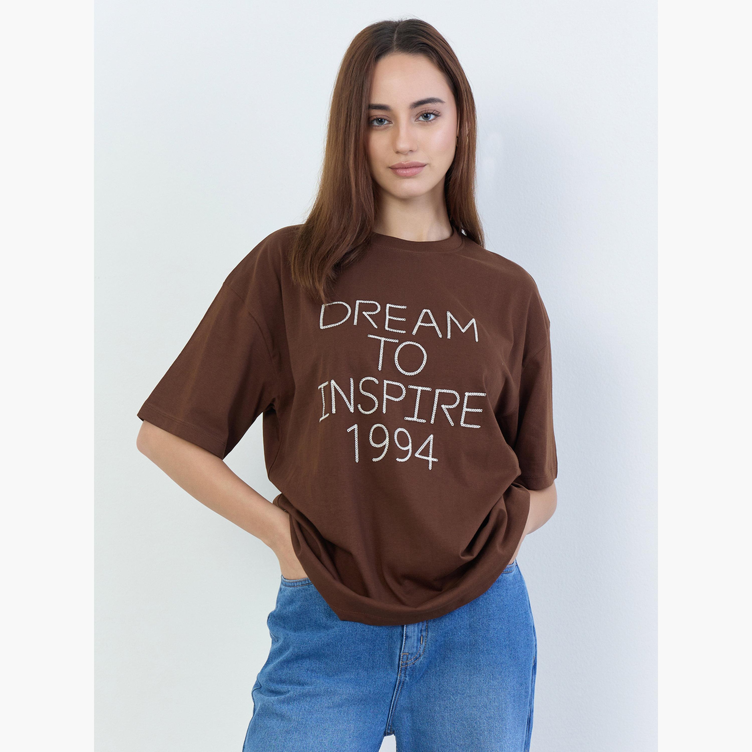 ستايلي - تي شيرت بني مقاس واسع بطبعة عليه شعار-women-clothing-tshirts-image-1