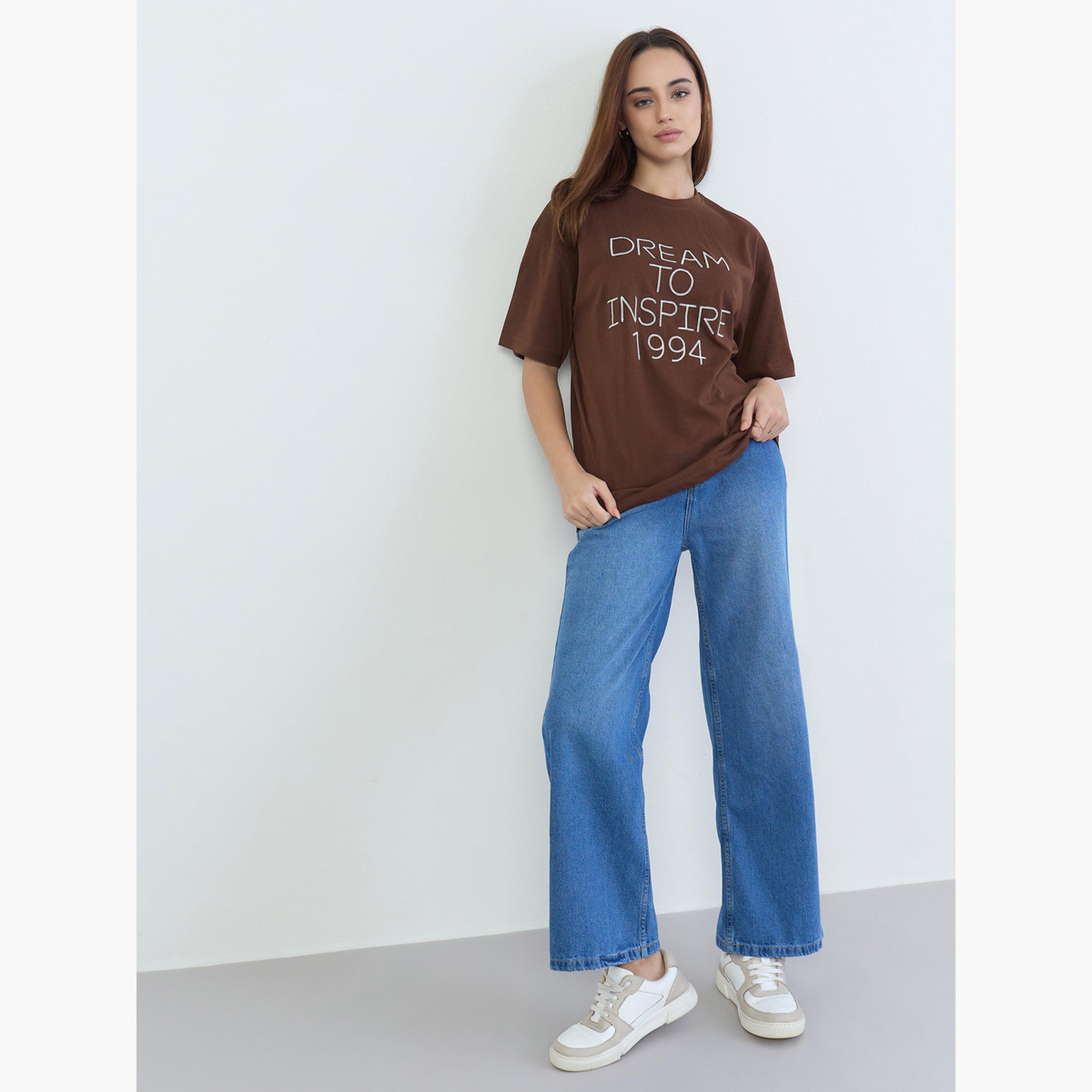 ستايلي - تي شيرت بني مقاس واسع بطبعة عليه شعار-women-clothing-tshirts-image-2